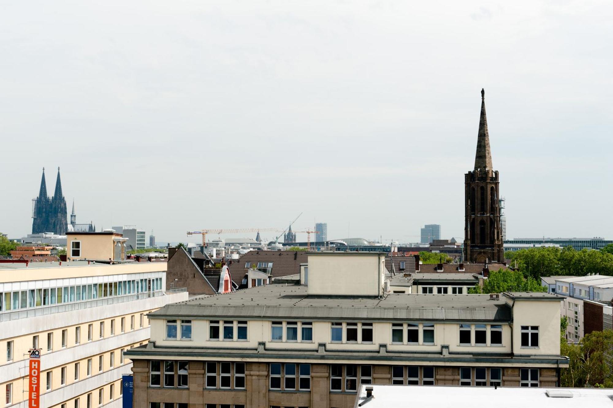 Zimmer mit Kingsize-Bett und Balkon