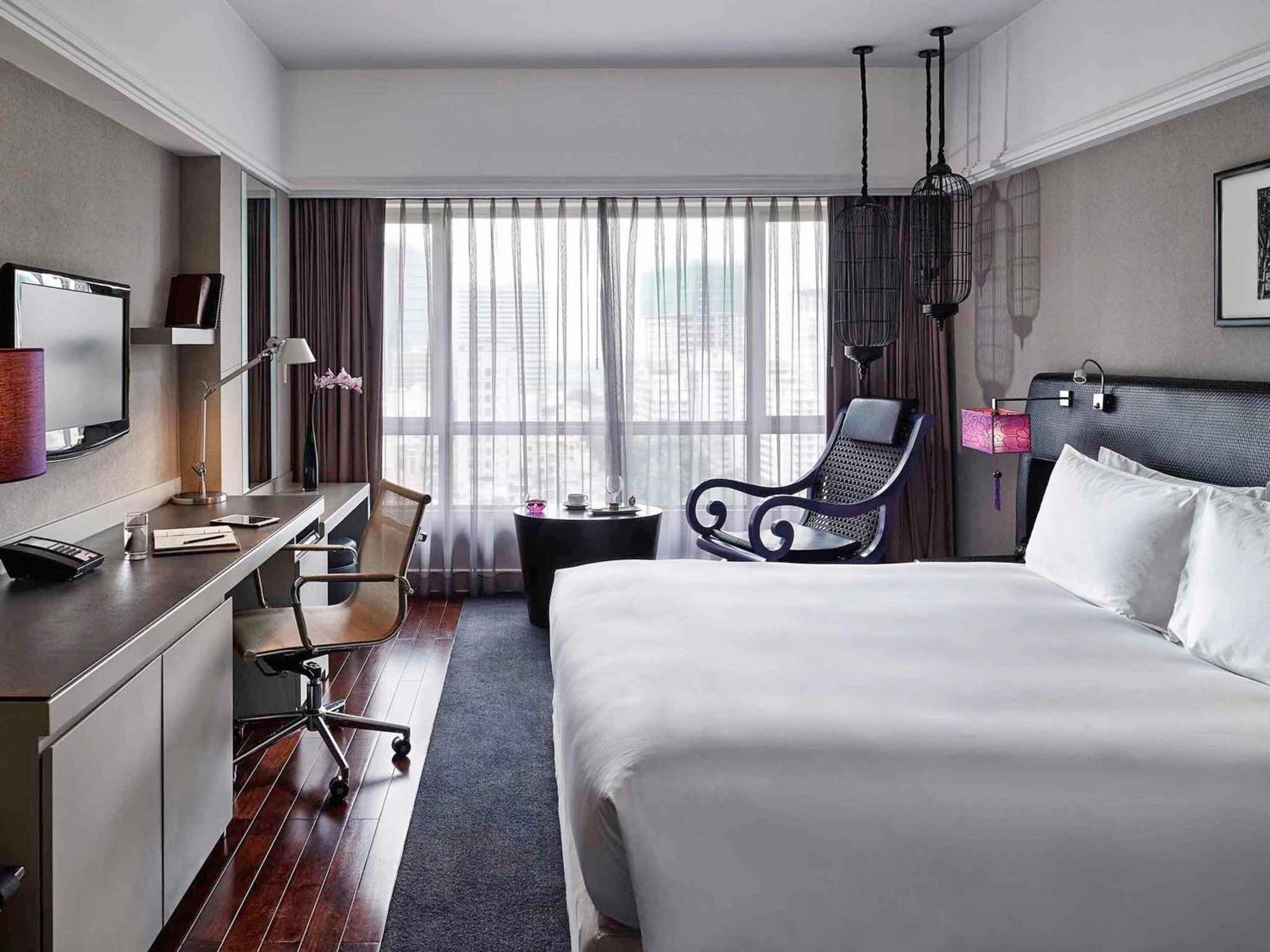 Habitación de lujo con cama extragrande y vistas a la ciudad