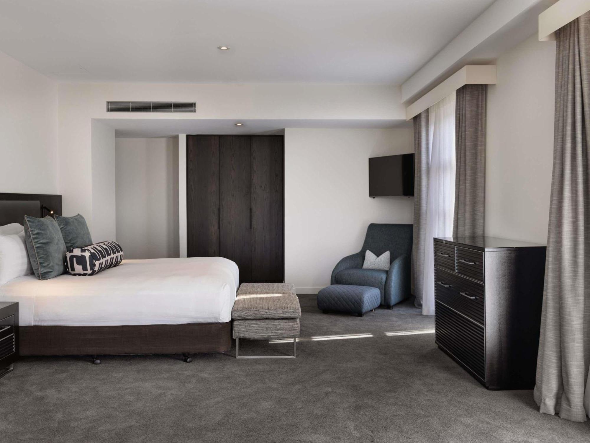 Opera King Suite with Patio and Outdoor Jacuzzi - Lake View.