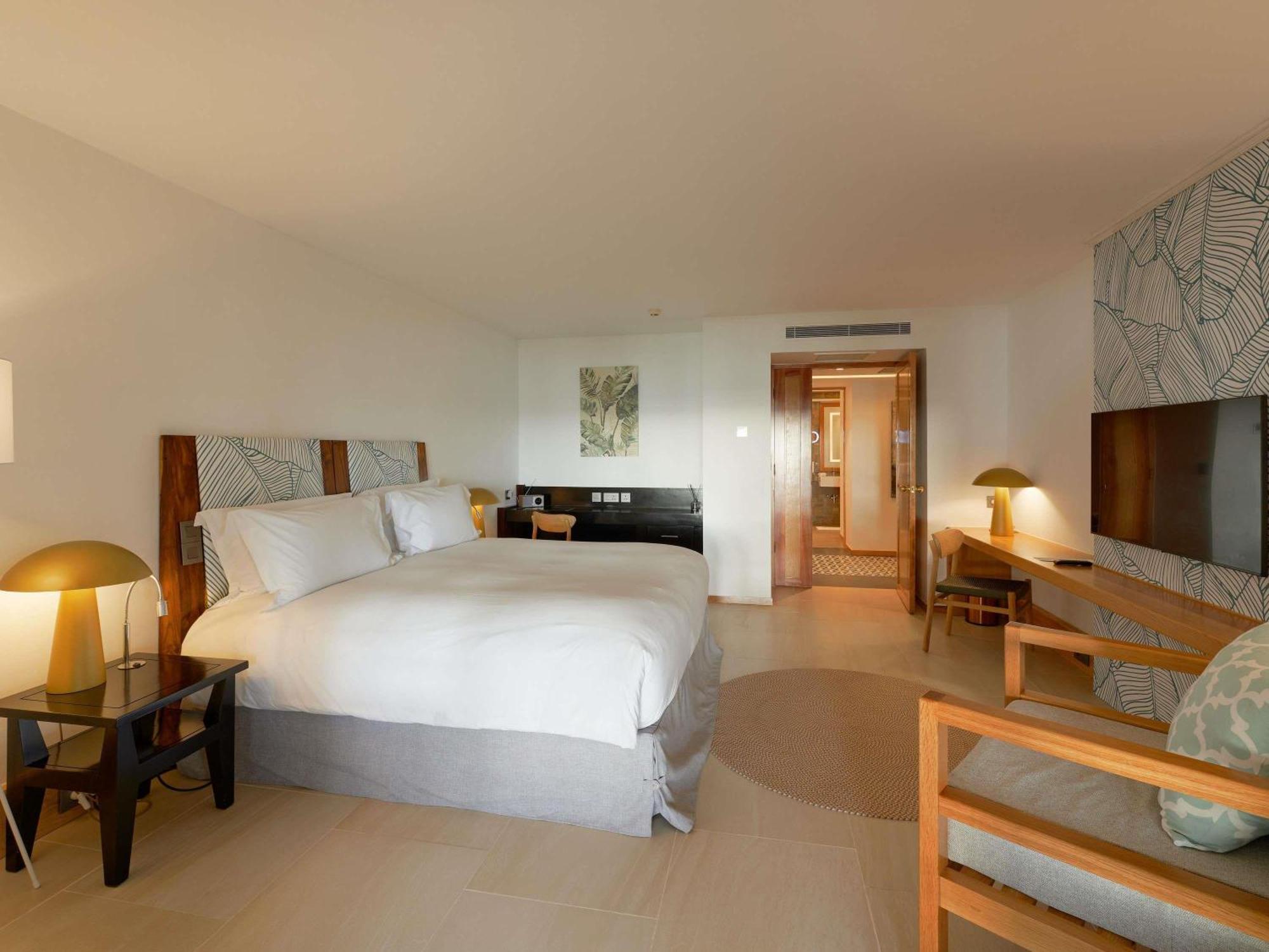 Suite 1 Lit King-Size Impériale avec Balcon - Accès Direct à la Plage - Vue sur Océan