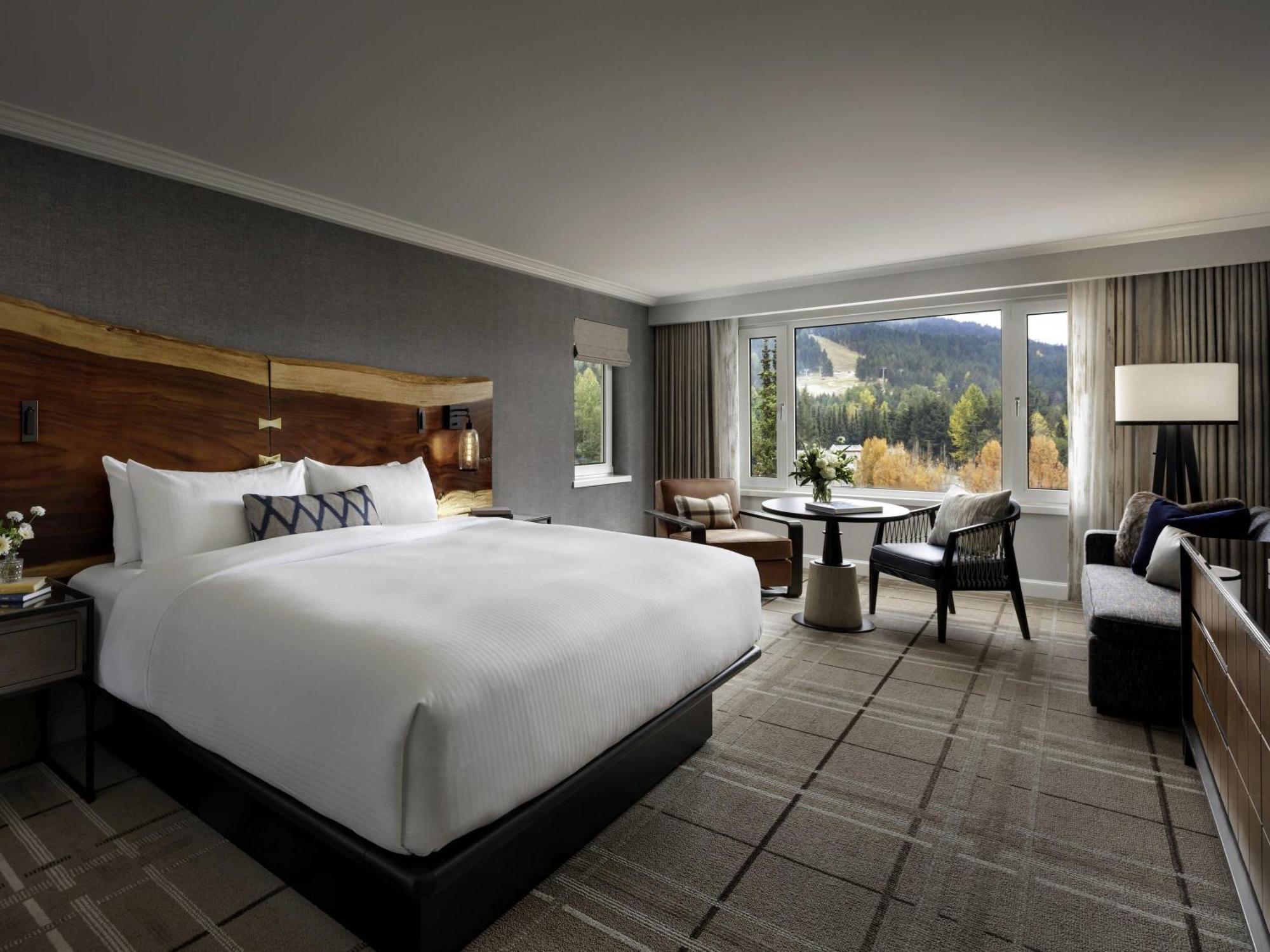 Deluxe King Room with Slopeside View