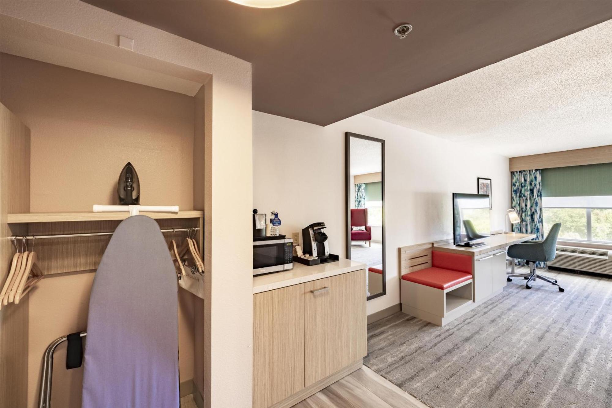 King Room with Roll-In Shower - Mobility Access