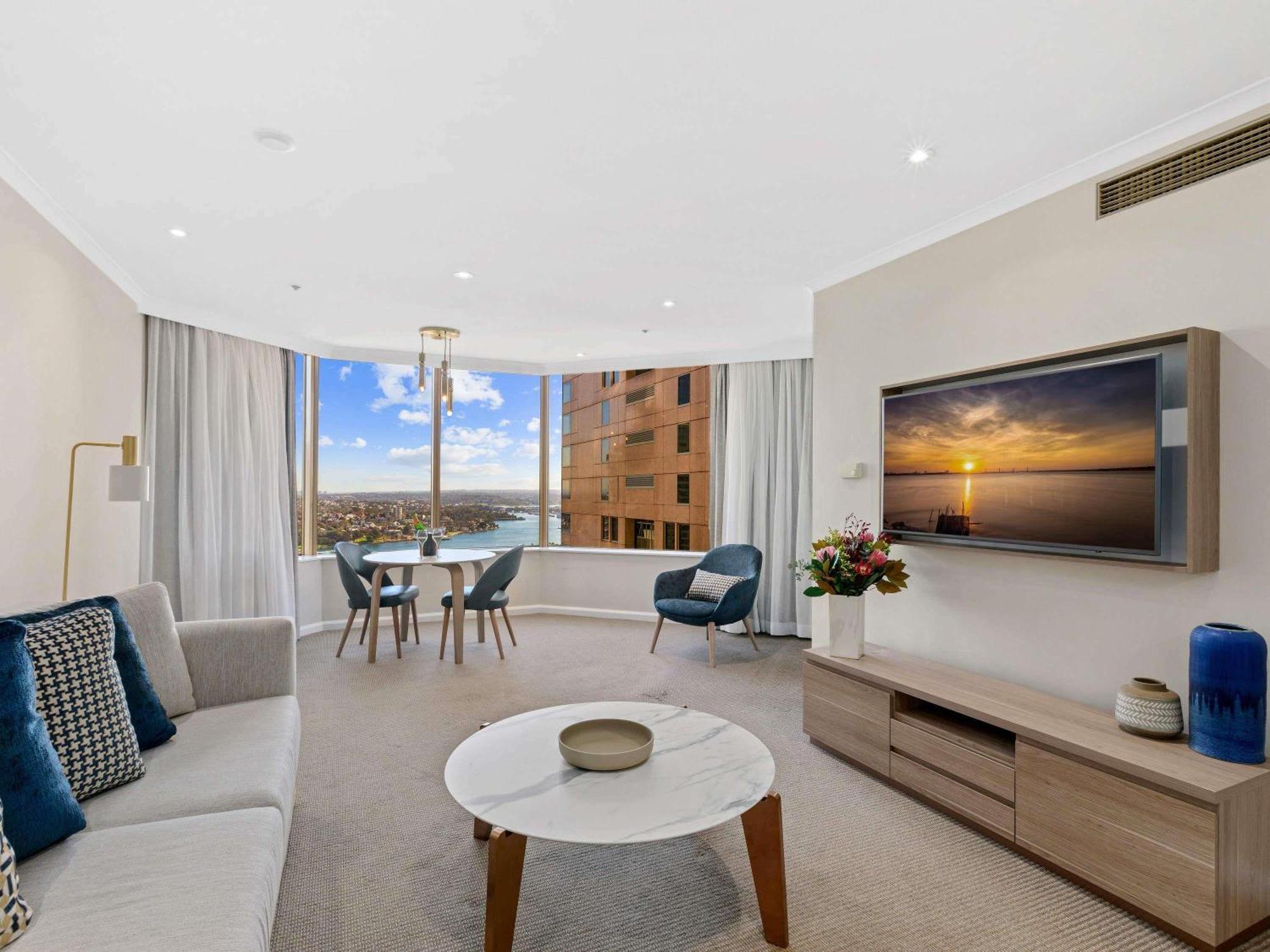 Deluxe One-Bedroom Apartment with Harbour View