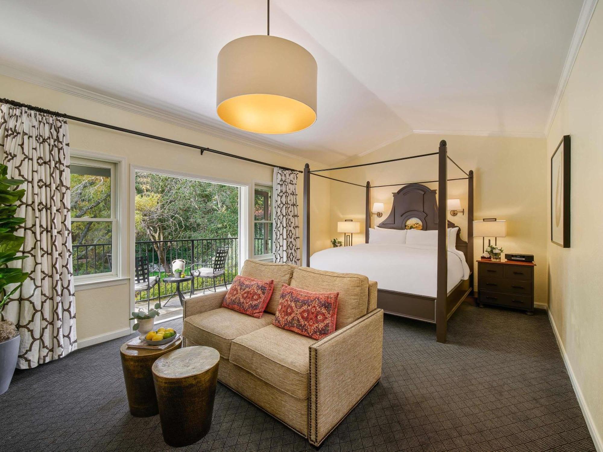 Vineyard King Suite with Sofa Bed, Fireplace, Jacuzzi and Garden View