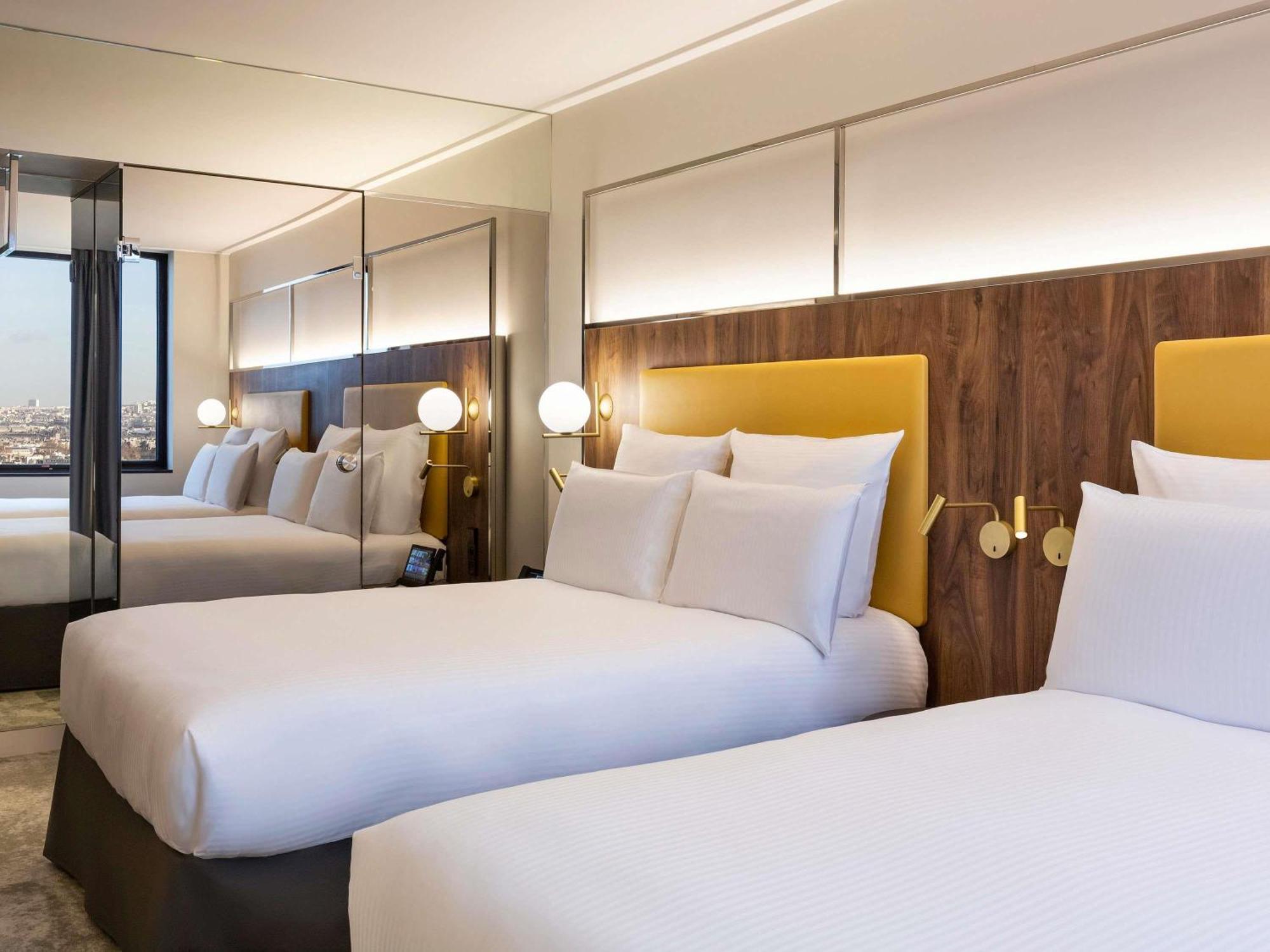 Deluxe Familienzimmer mit 2 Doppelbetten und Blick auf Paris
