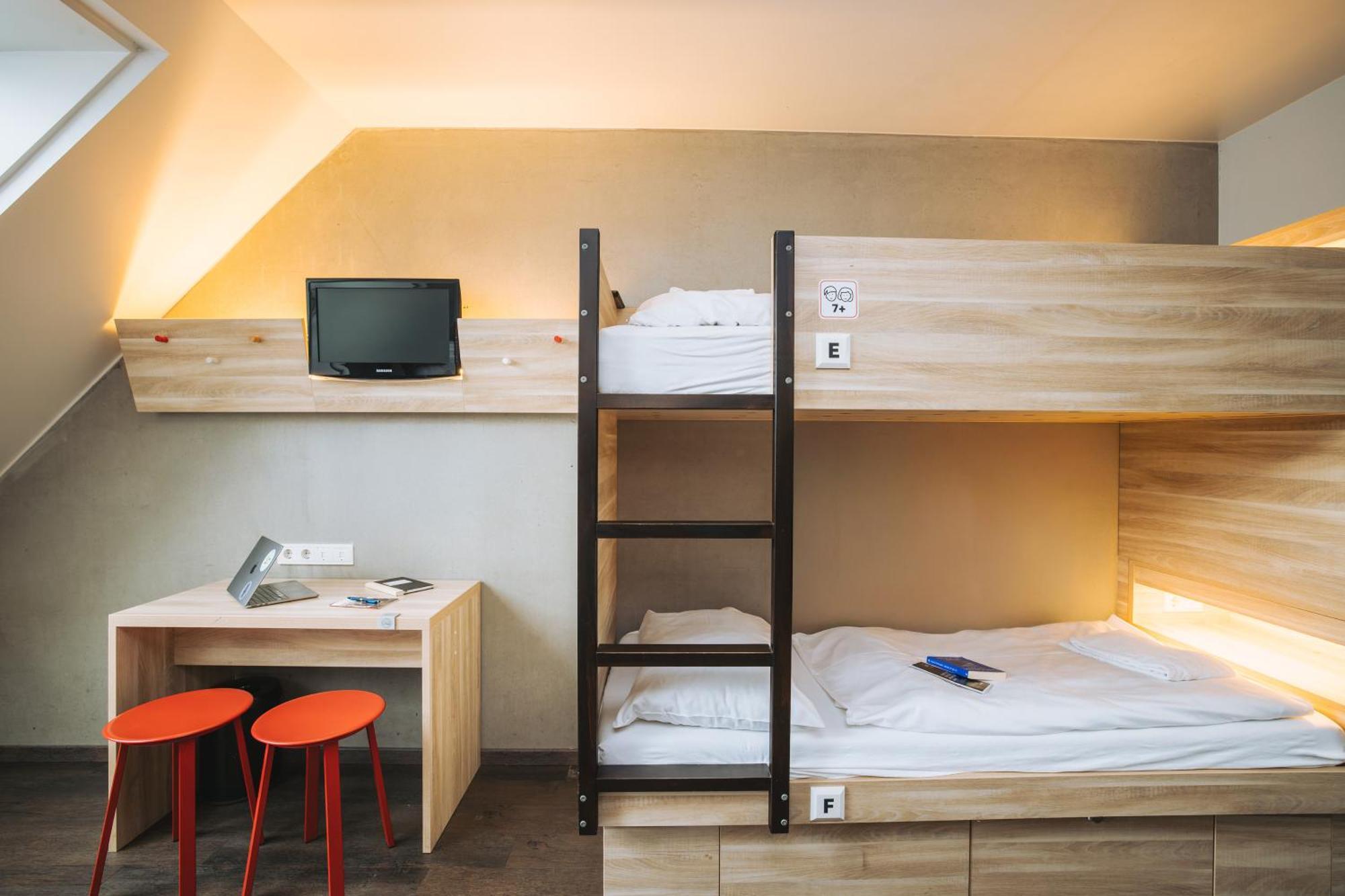Quarto com 6 Camas