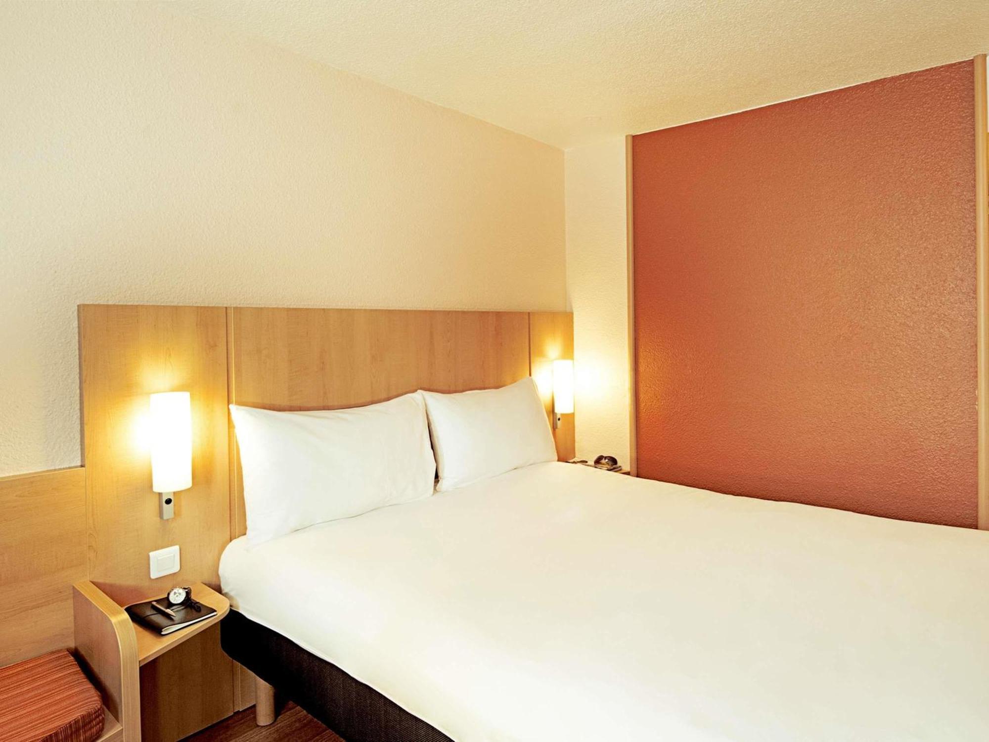 Standard Room with One Double Bed and One Single Bed,1756530822:JPEG