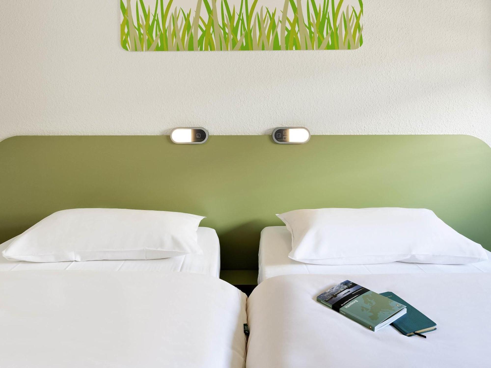Twin Room,1717085705:JPEG