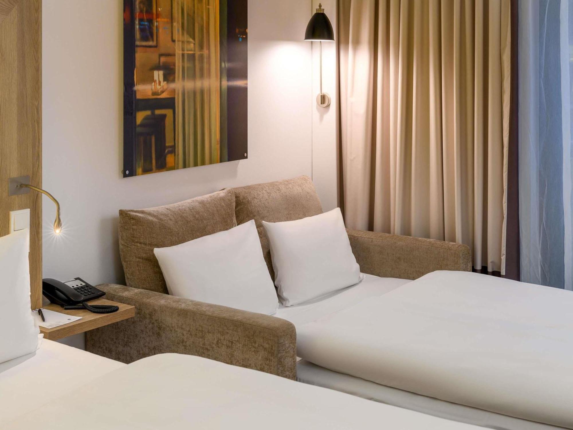 Standaardkamer met een Queensize Bed en een Bank