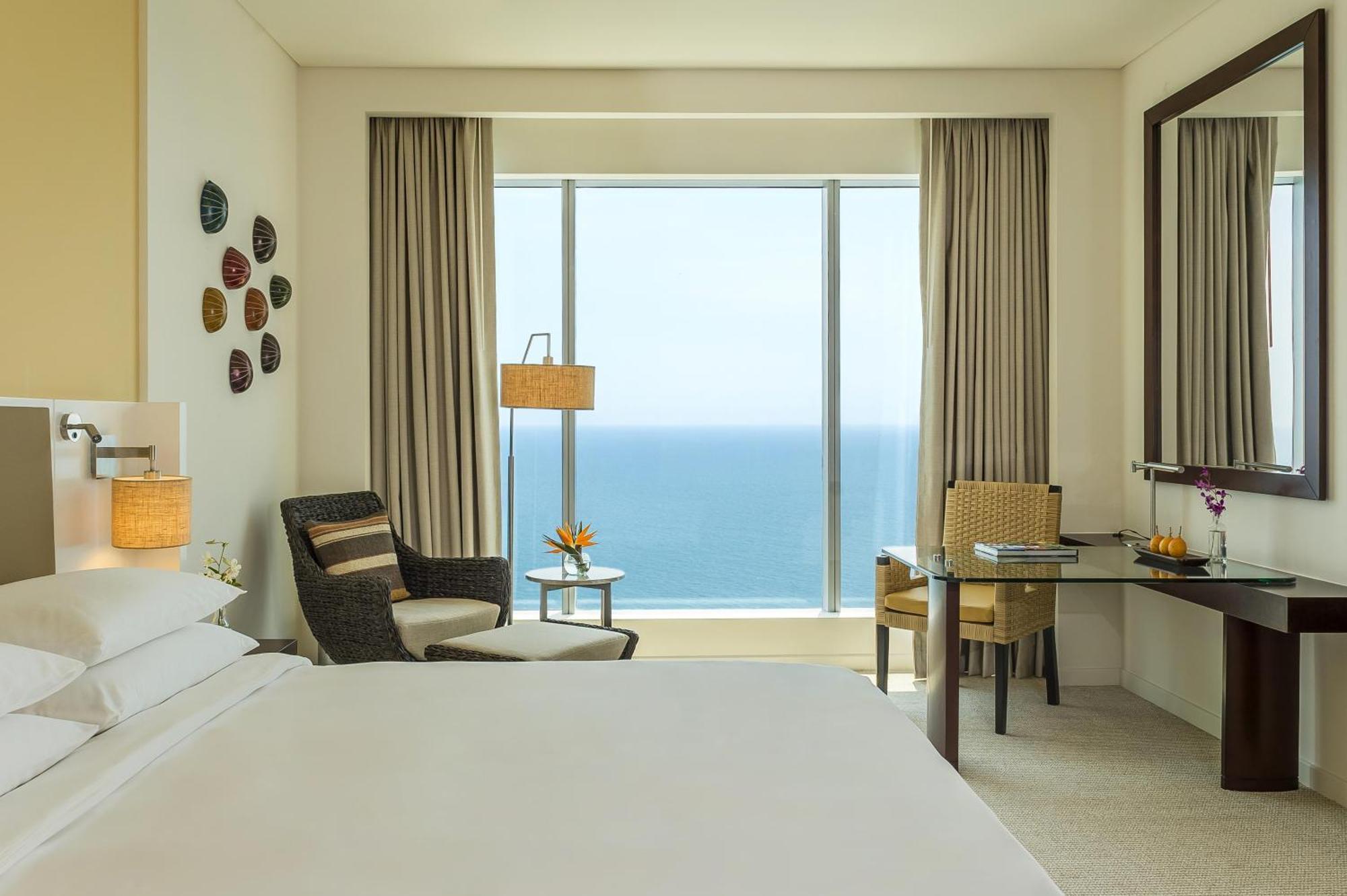 Habitación con cama extragrande y vistas al mar