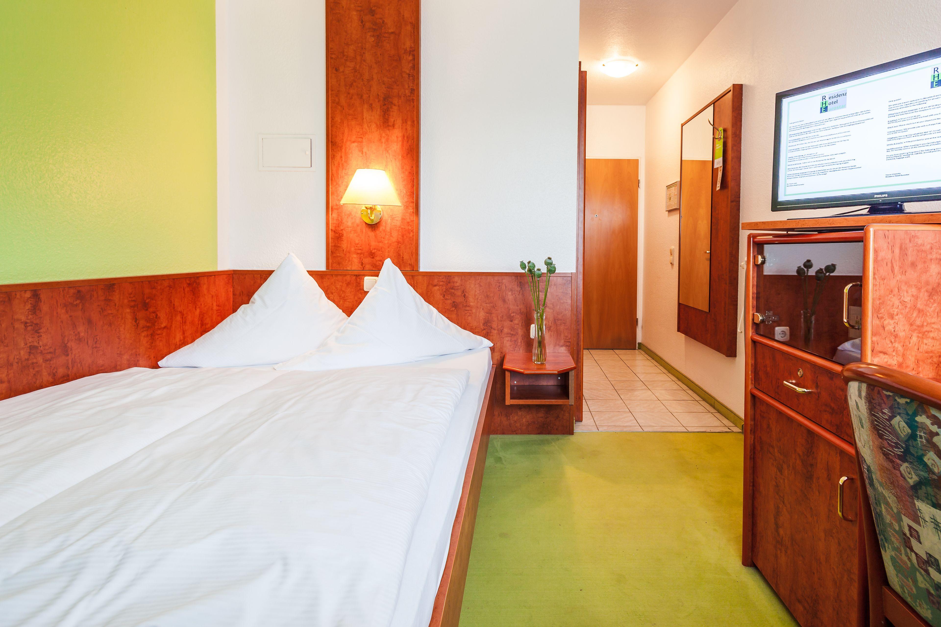 Habitación con cama grande
