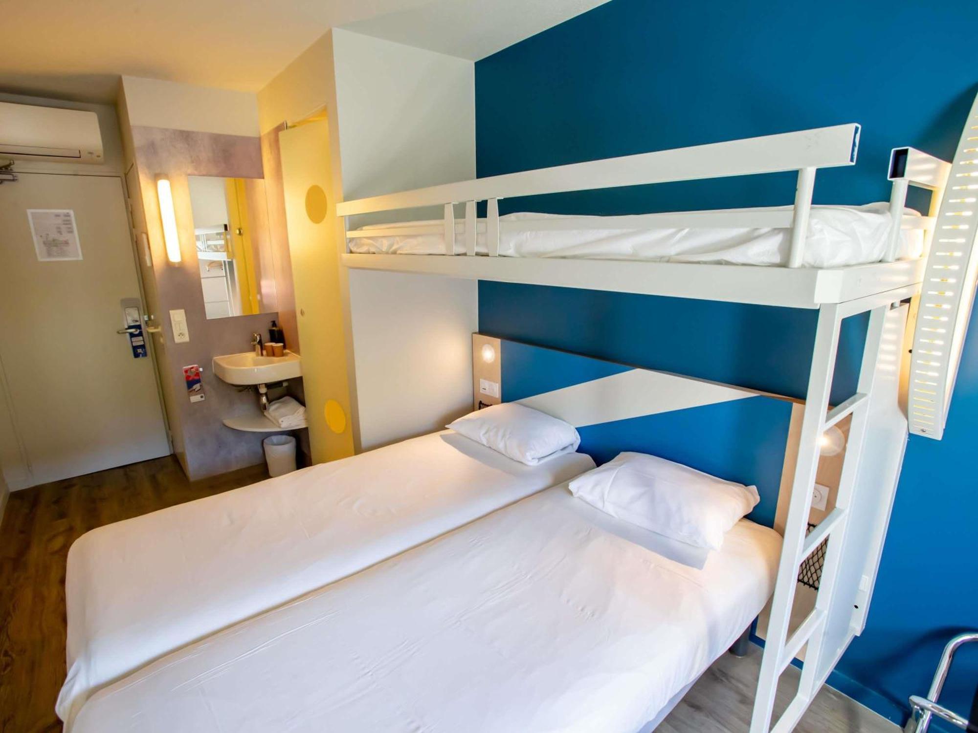 Triple Room Three Single Beds,1722929230:JPEG