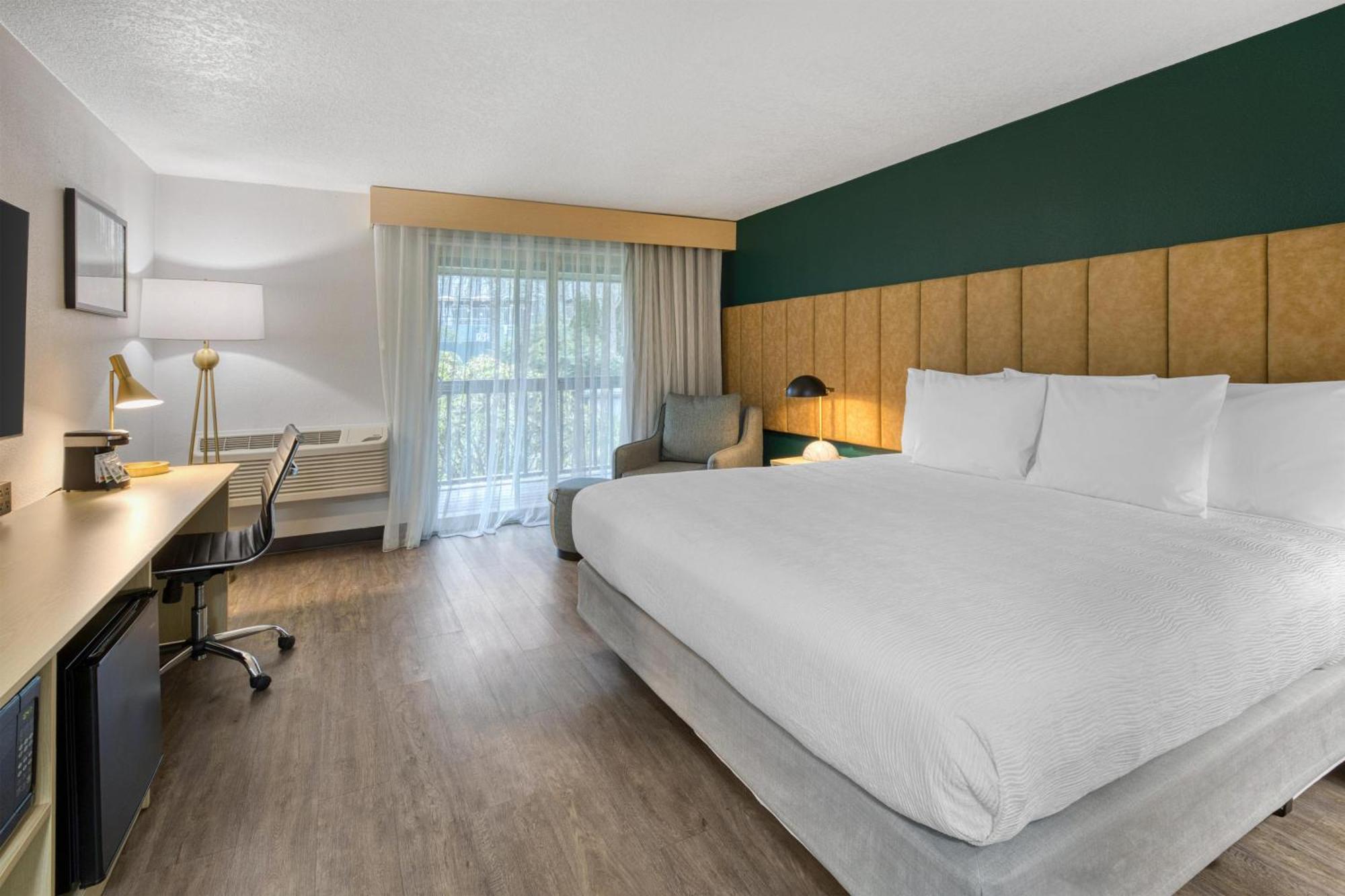 King Room with Balcony and Courtyard View - Non-Smoking