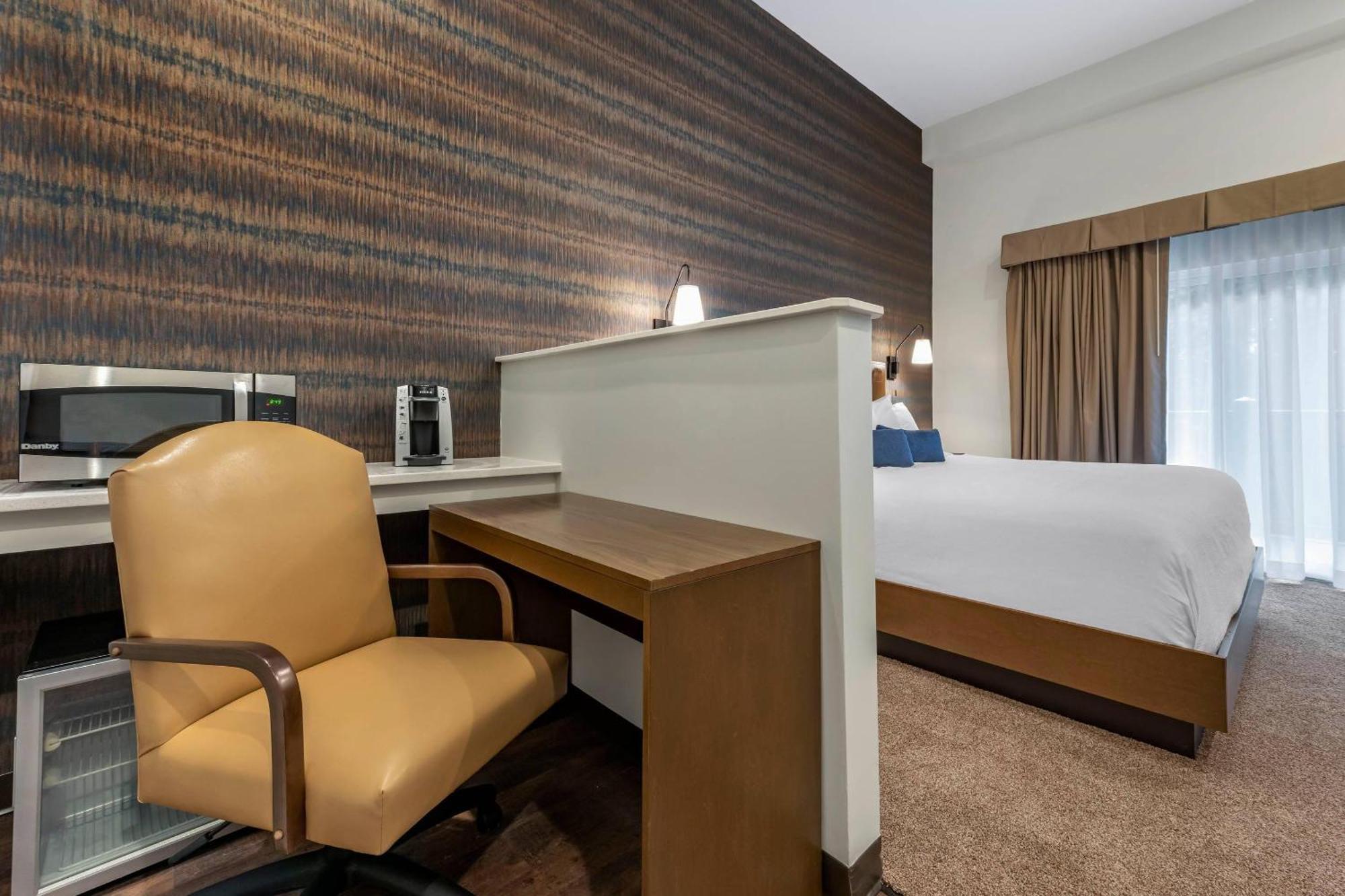 King Room with Balcony - Non-Smoking