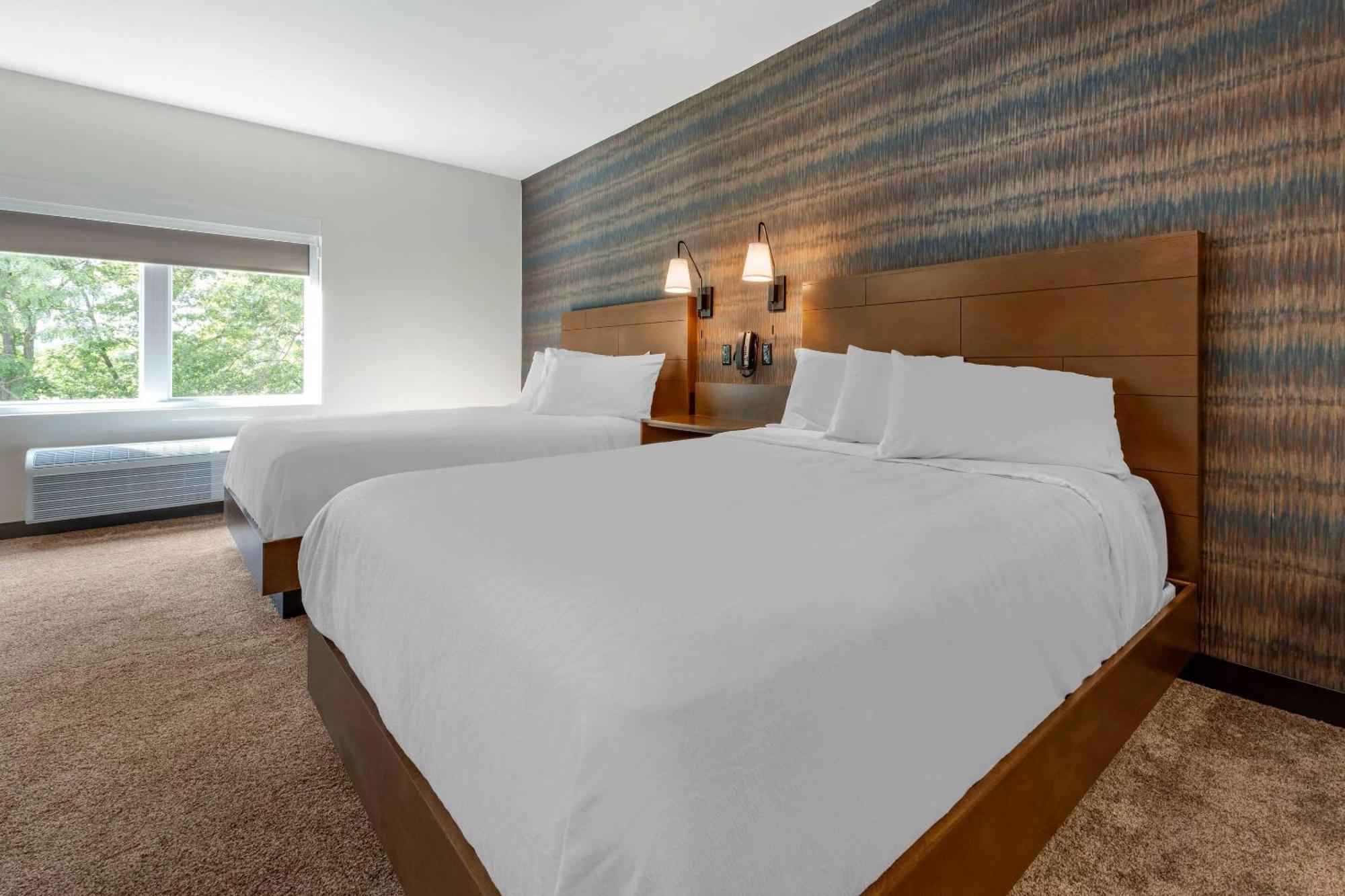Queen Suite with Two Queen Beds - Non-Smoking