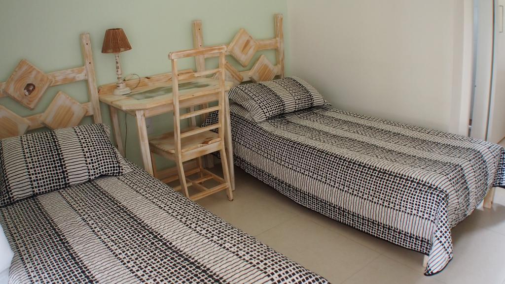 Quarto com 2 Camas de Solteiro e Banheiro