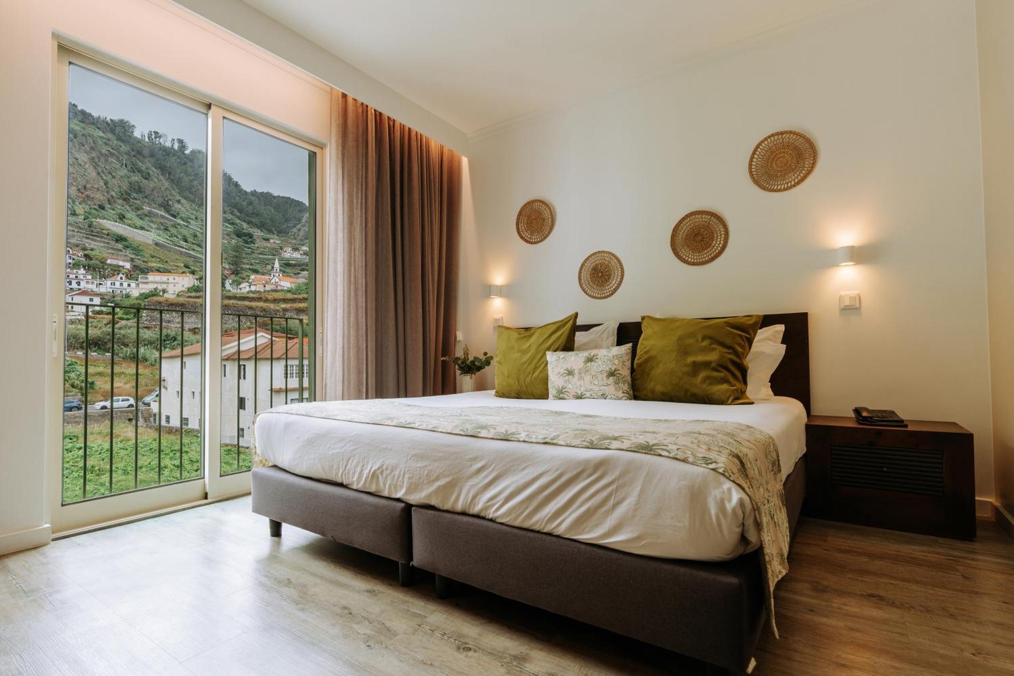 Quarto Twin com Vista Montanhas sem Varanda