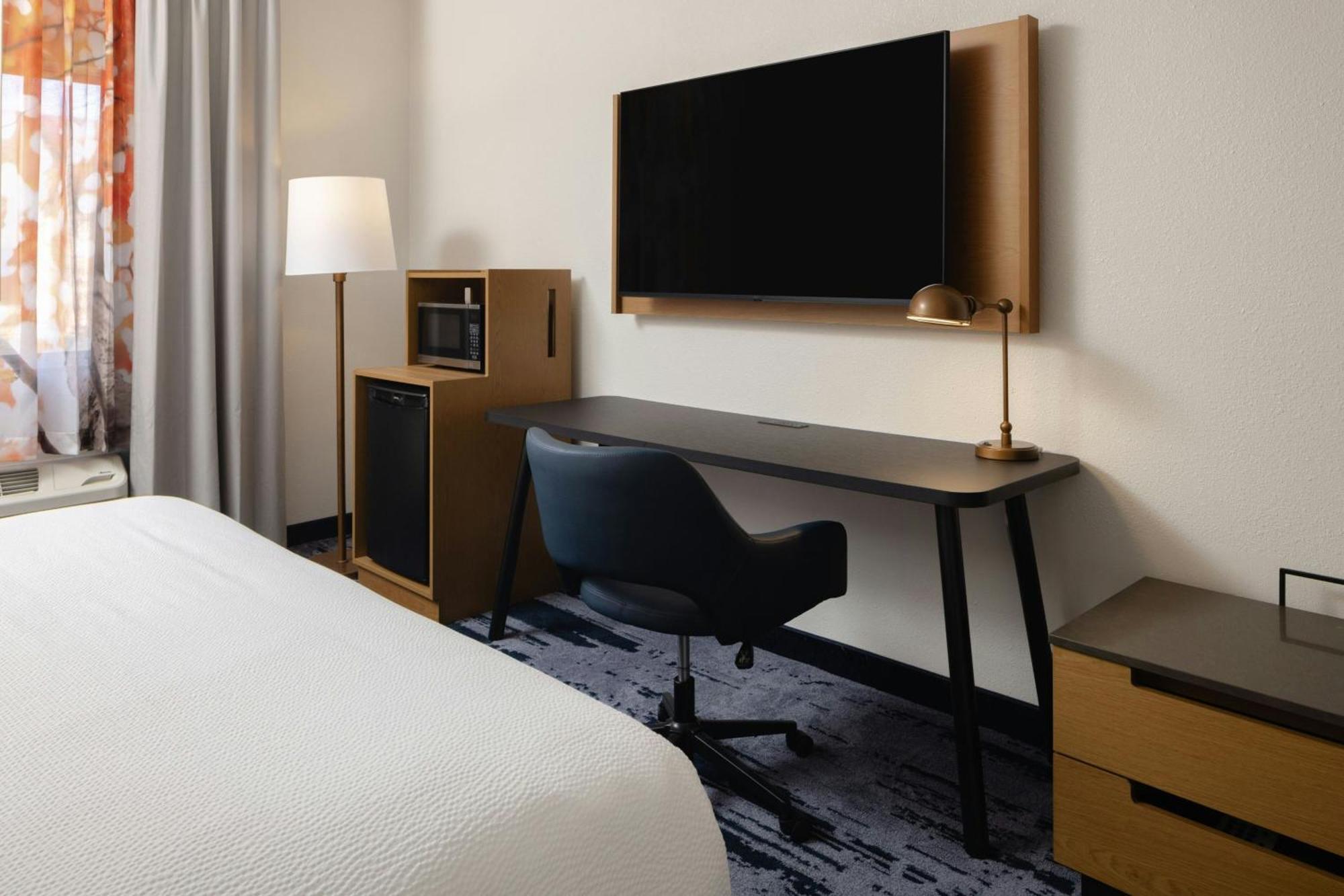 King Room with Roll-In Shower - Mobility Access/Hearing Accessible