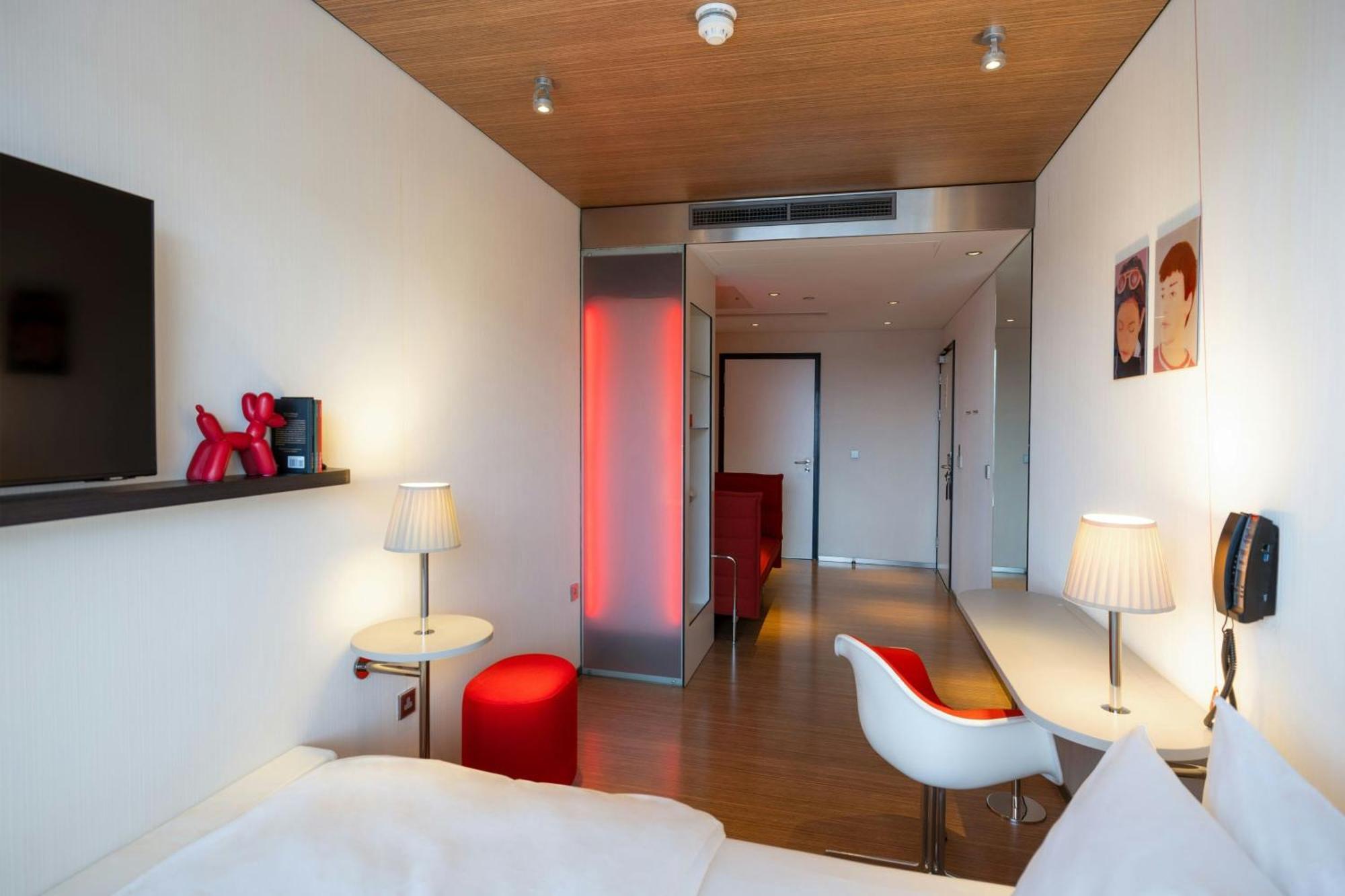 Chambre Lit King-Size Accessible aux Personnes à Mobilité Réduite