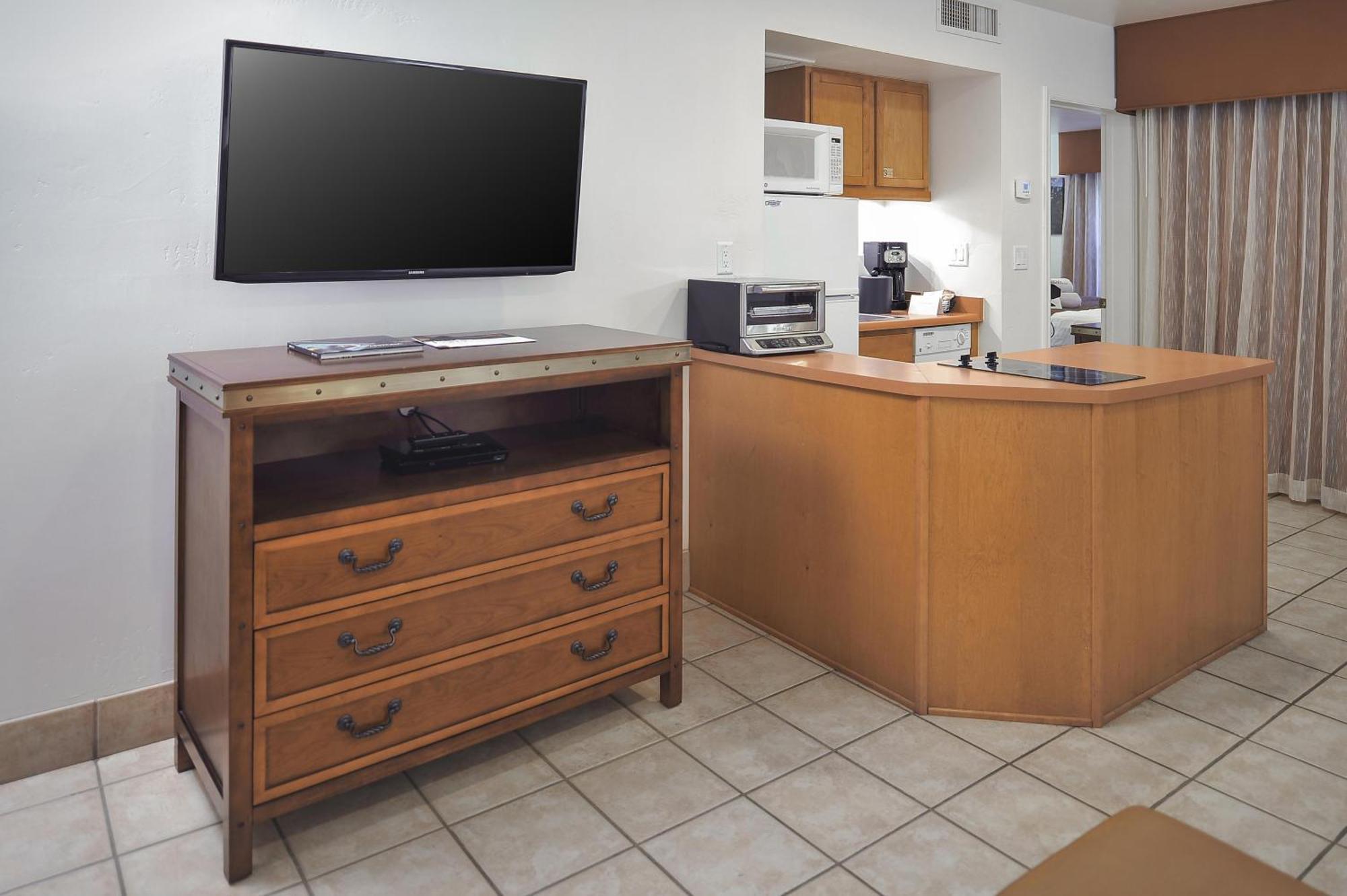 One-Bedroom Deluxe King Suite with Balcony or Patio