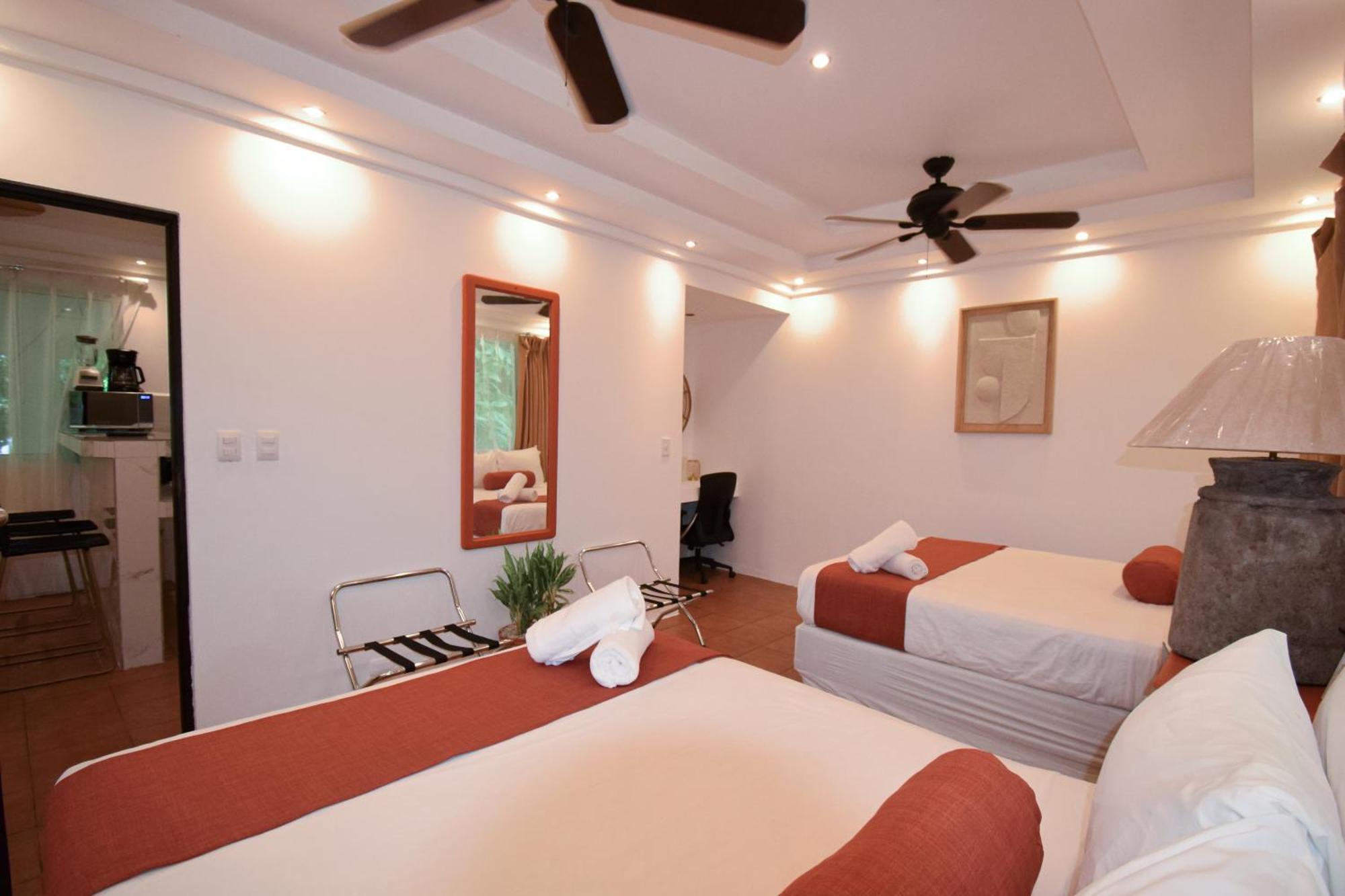 Habitación con 3 camas grandes