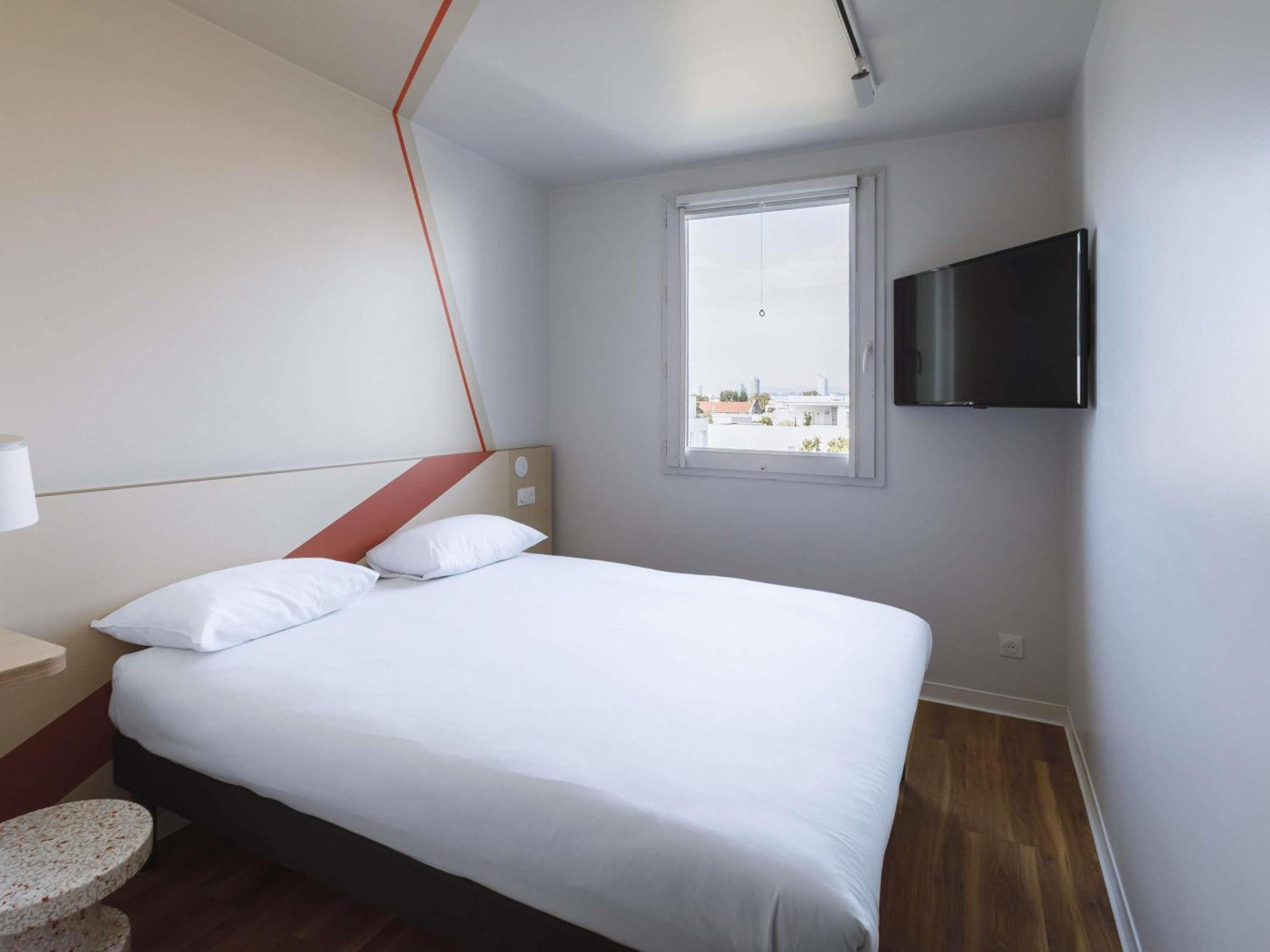 Chambre Lit King-Size pour Personnes à Mobilité Réduite