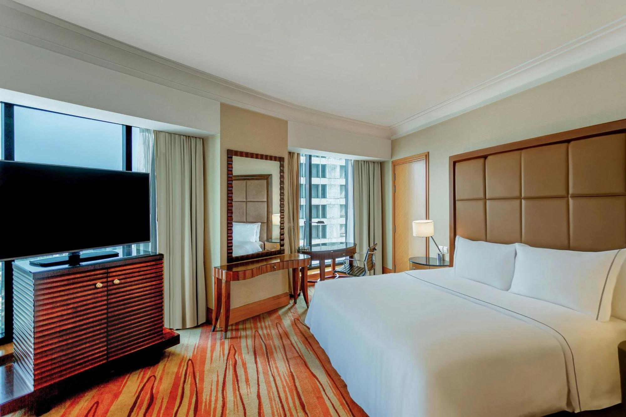 Specialty Room, Guest room, 1 King, City view, Corner room