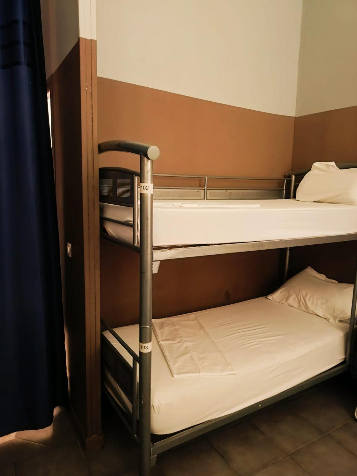Bett im Schlafsaal für Männer