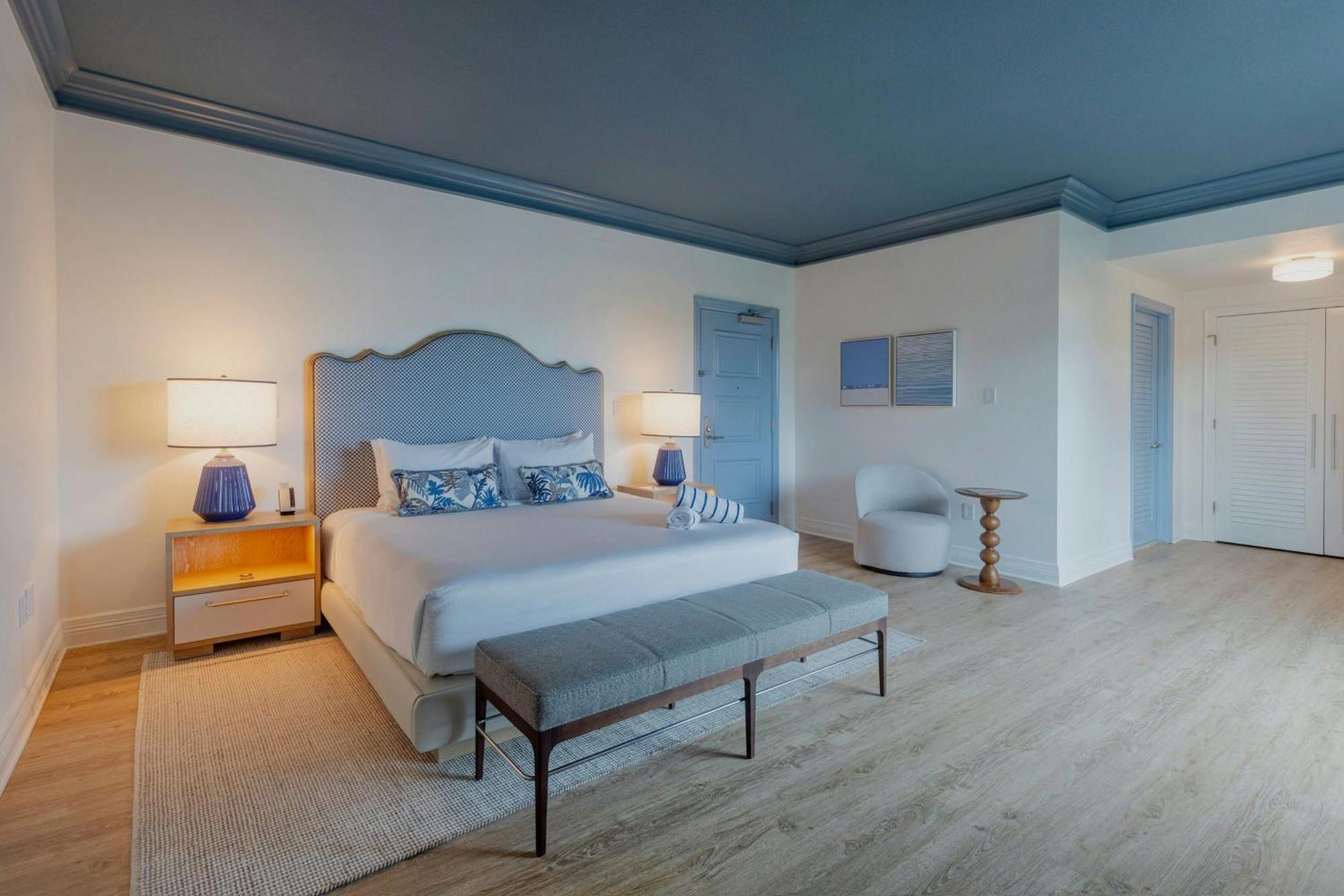 Classic King Room with Balcony and City View