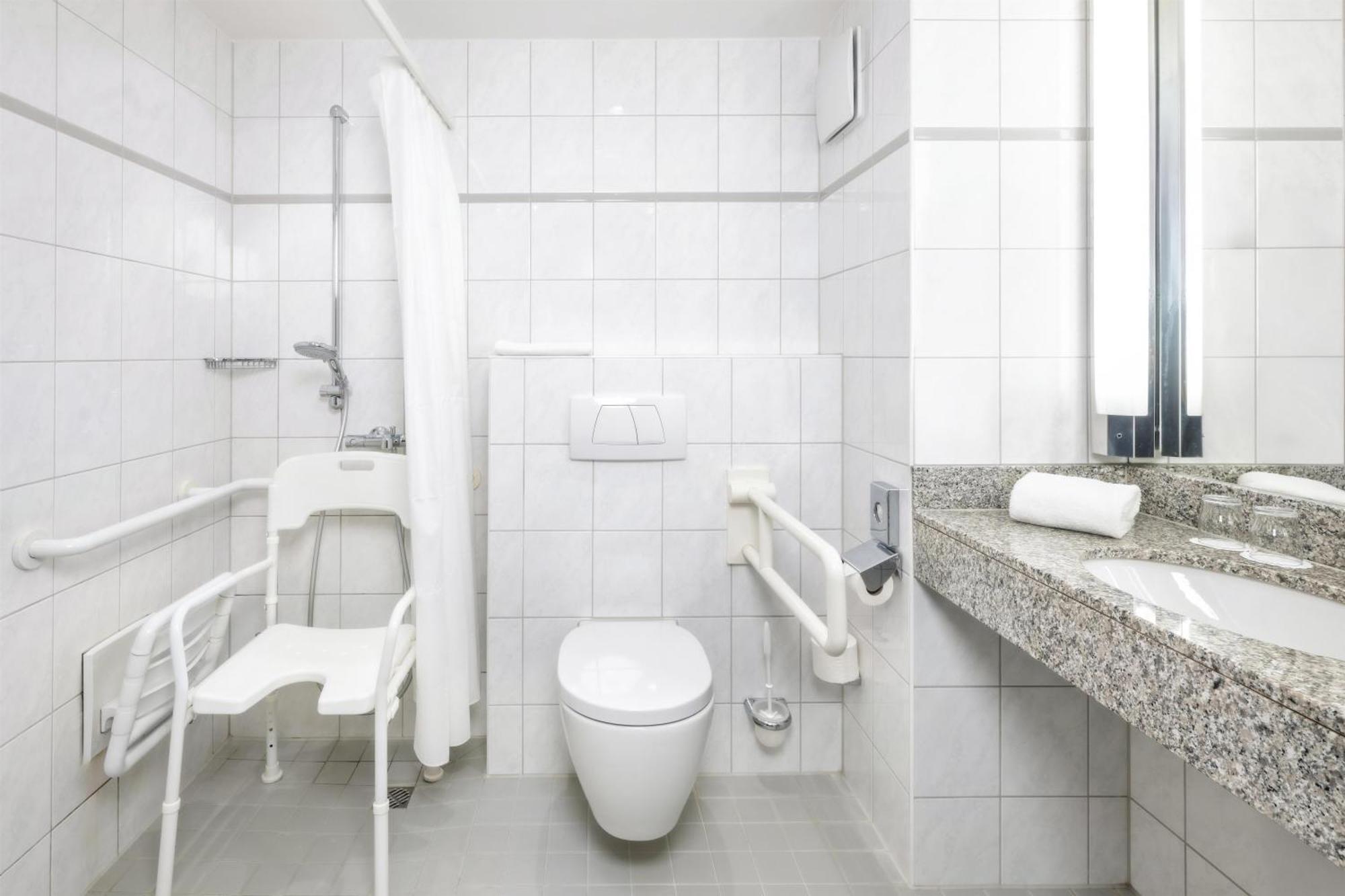 Zimmer mit Queensize-Bett und rollstuhlgerechter Dusche, barrierefrei - Nichtraucher