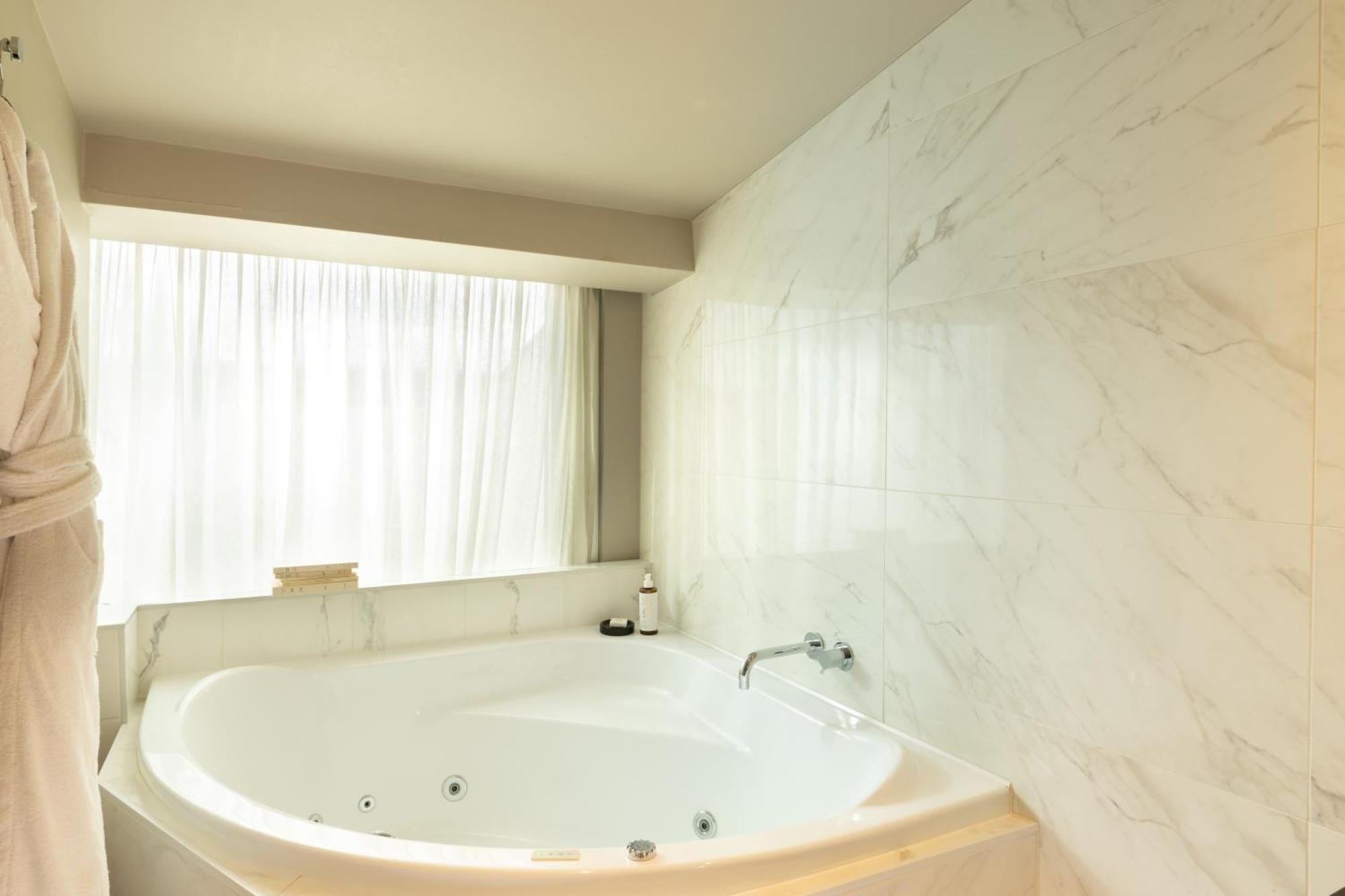 Camera Matrimoniale Deluxe con Vasca da Bagno Idromassaggio e Terrazza