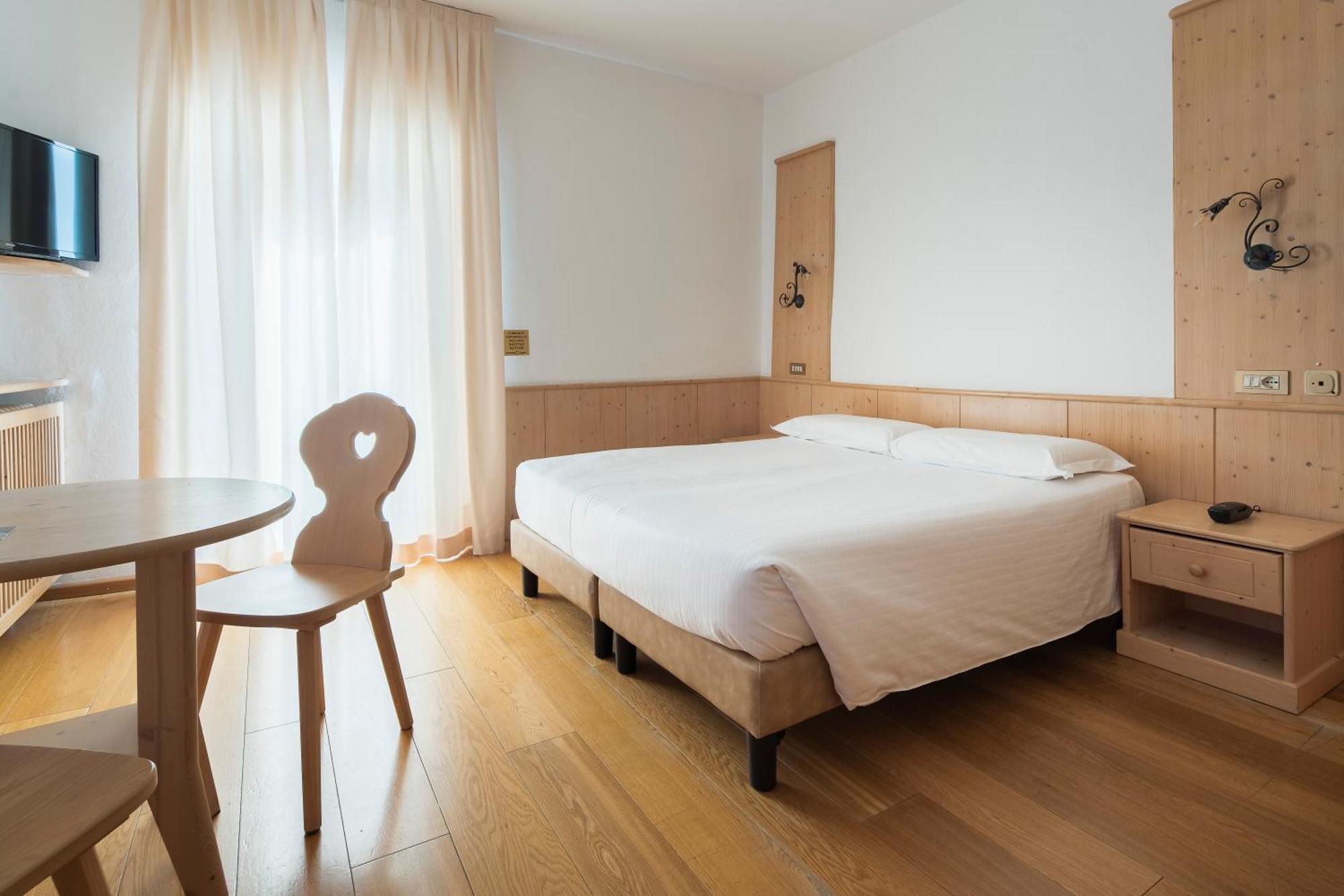 Doppel-/Zweibettzimmer mit Verbindungstür