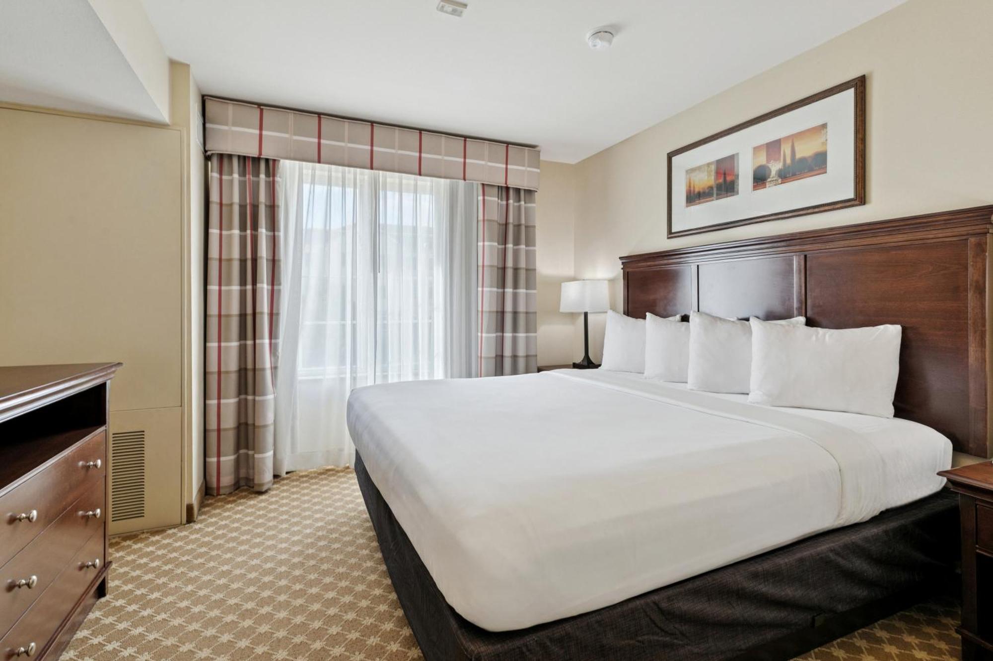 One-Bedroom King Suite with Sofa Bed - Non-Smoking
