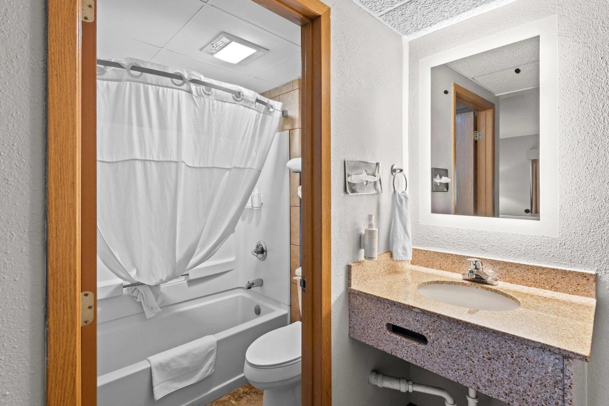 Queen Studio Suite - Non-Smoking