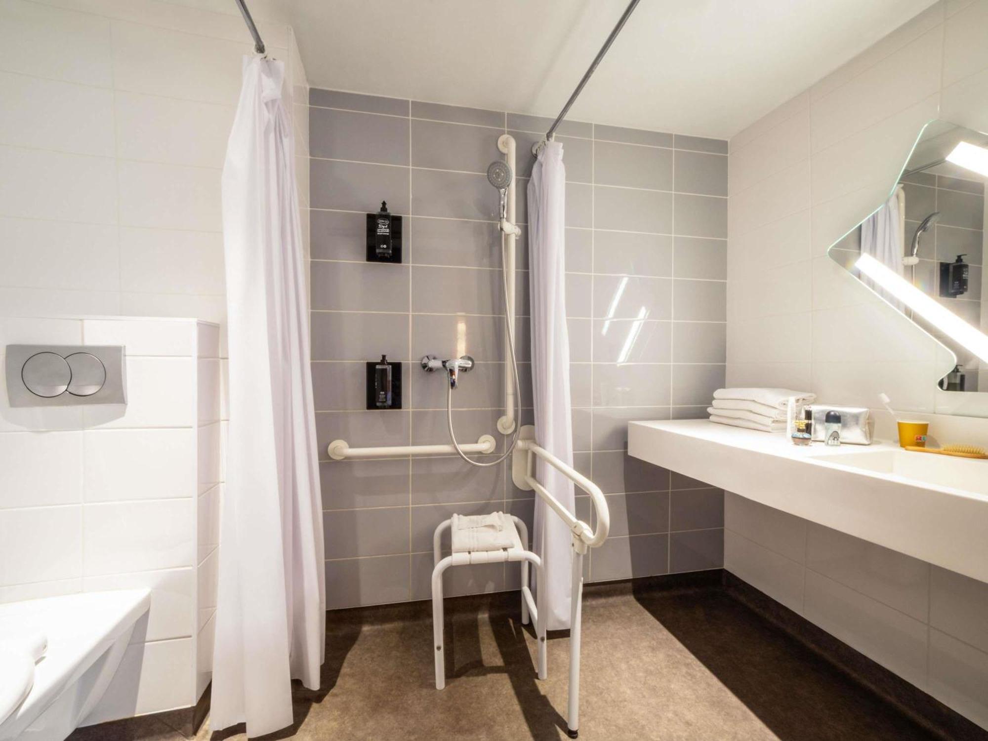 Chambre Lit King-Size pour Personnes à Mobilité Réduite