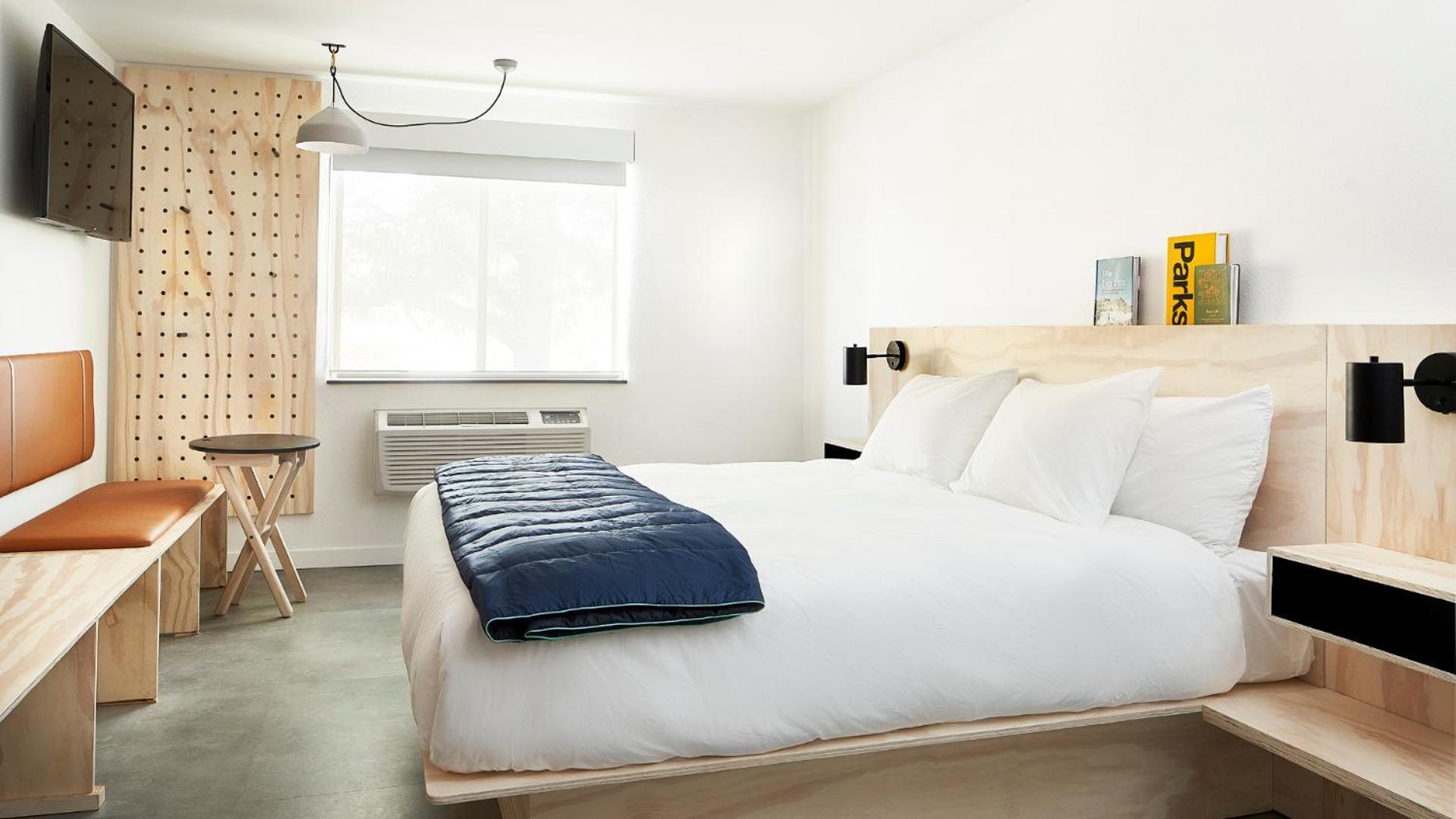 King Room with Bath Tub - Mobility and Hearing Access/Non-Smoking