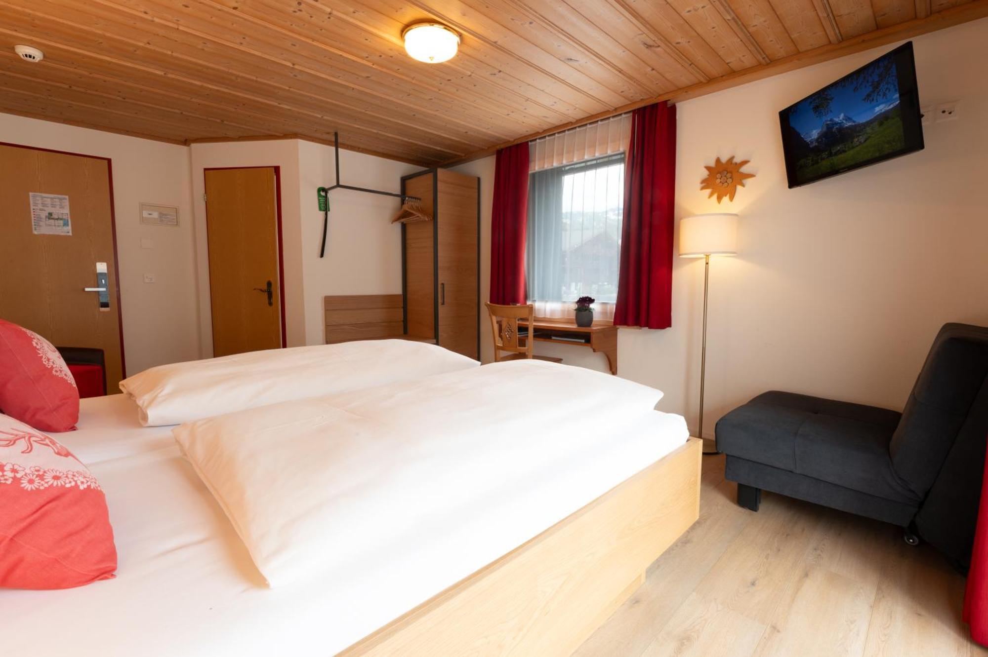 Dreibettzimmer mit Bergblick