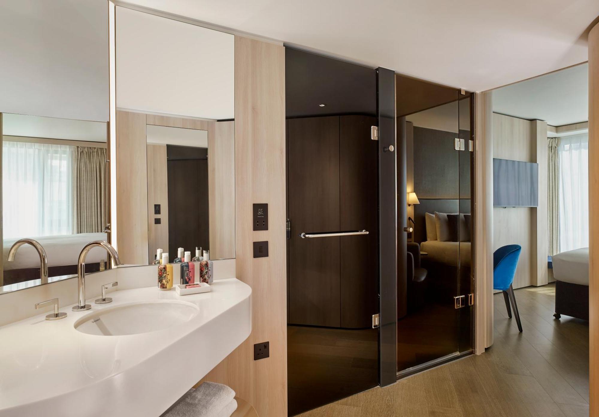 Luxe kamer met queensize bed en uitzicht