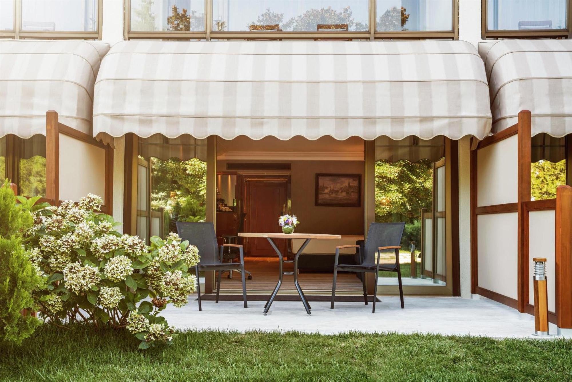 Familienzimmer Garden mit 2 Einzelbetten und Terrasse