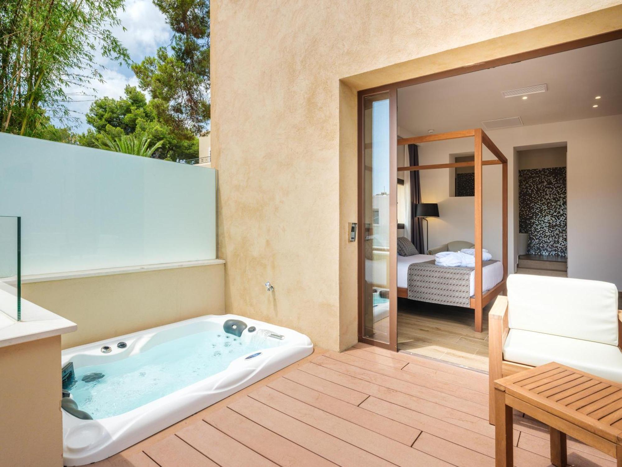 Gold Level Room with Outdoor Hot Tub - Adults Only (+16),1742612428:JPEG