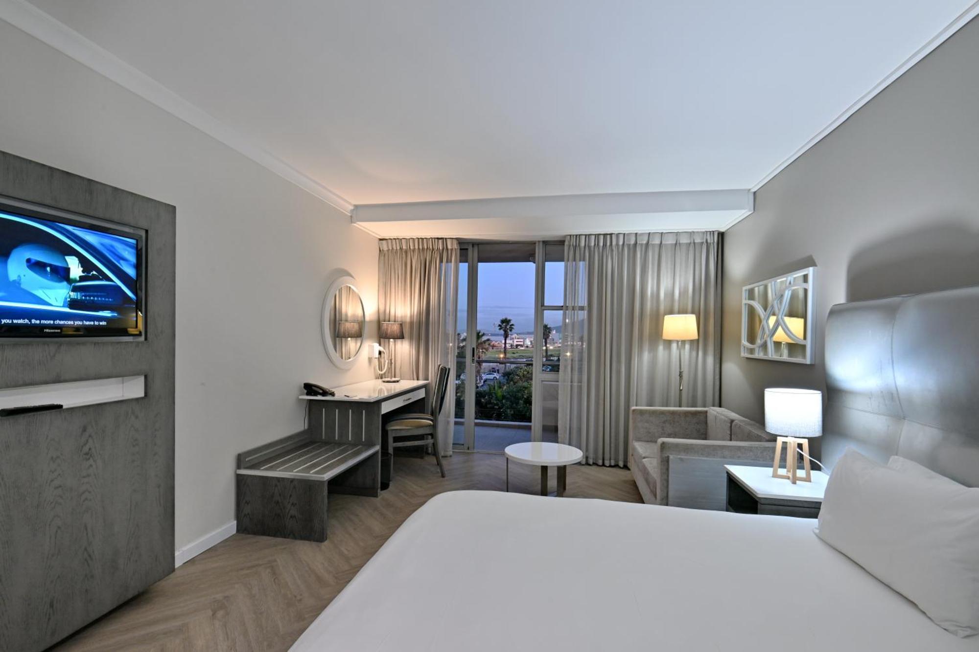 Zimmer mit 1 Kingsize-Bett oder 2 Einzelbetten und seitlichem Meerblick