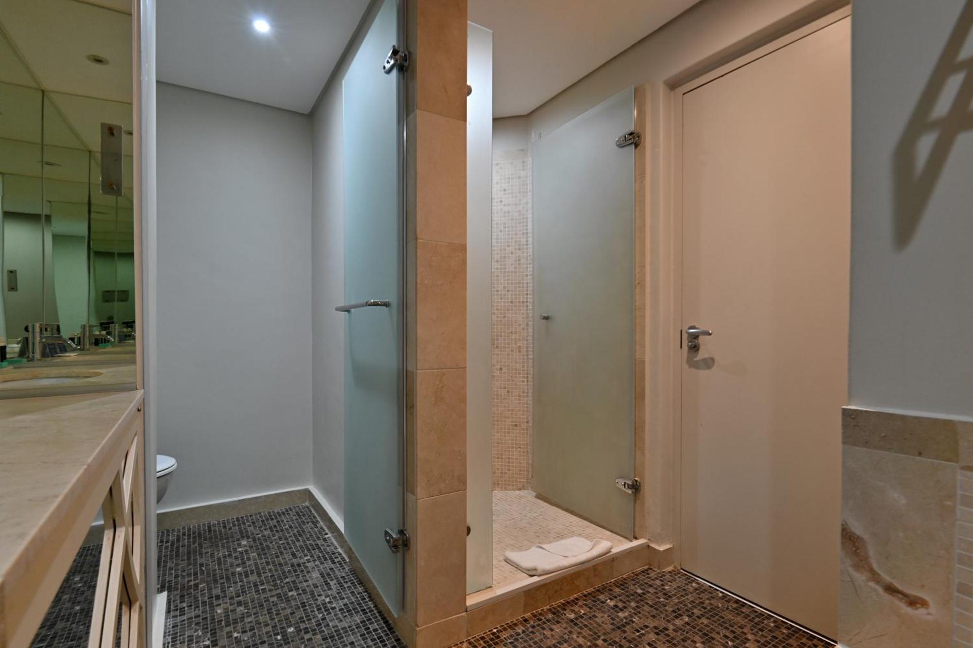 Classic Zimmer mit Kingsize-Bett oder 2 Einzelbetten, Badewanne und Dusche