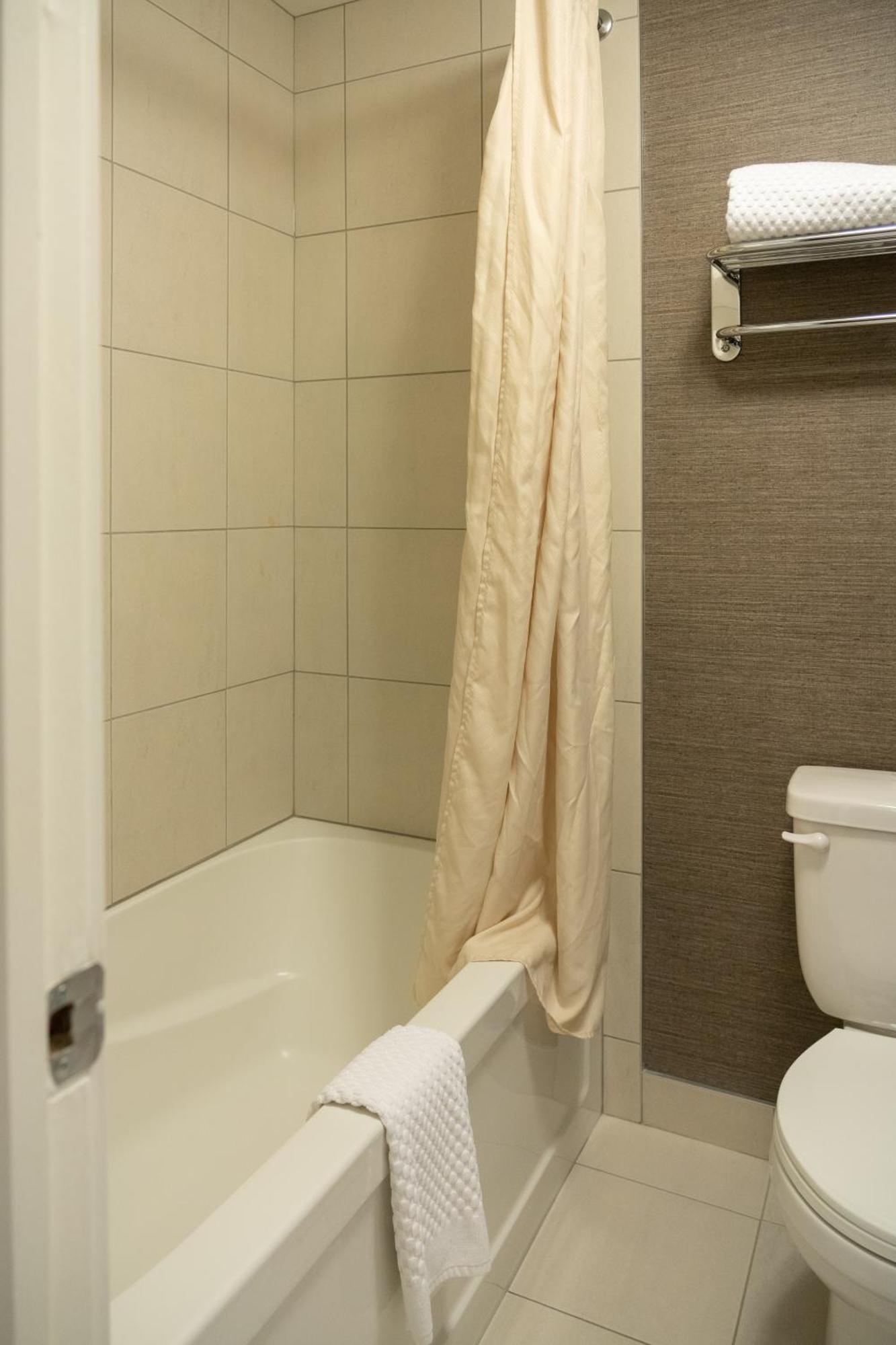 Superior King Suite With Jetted Tub