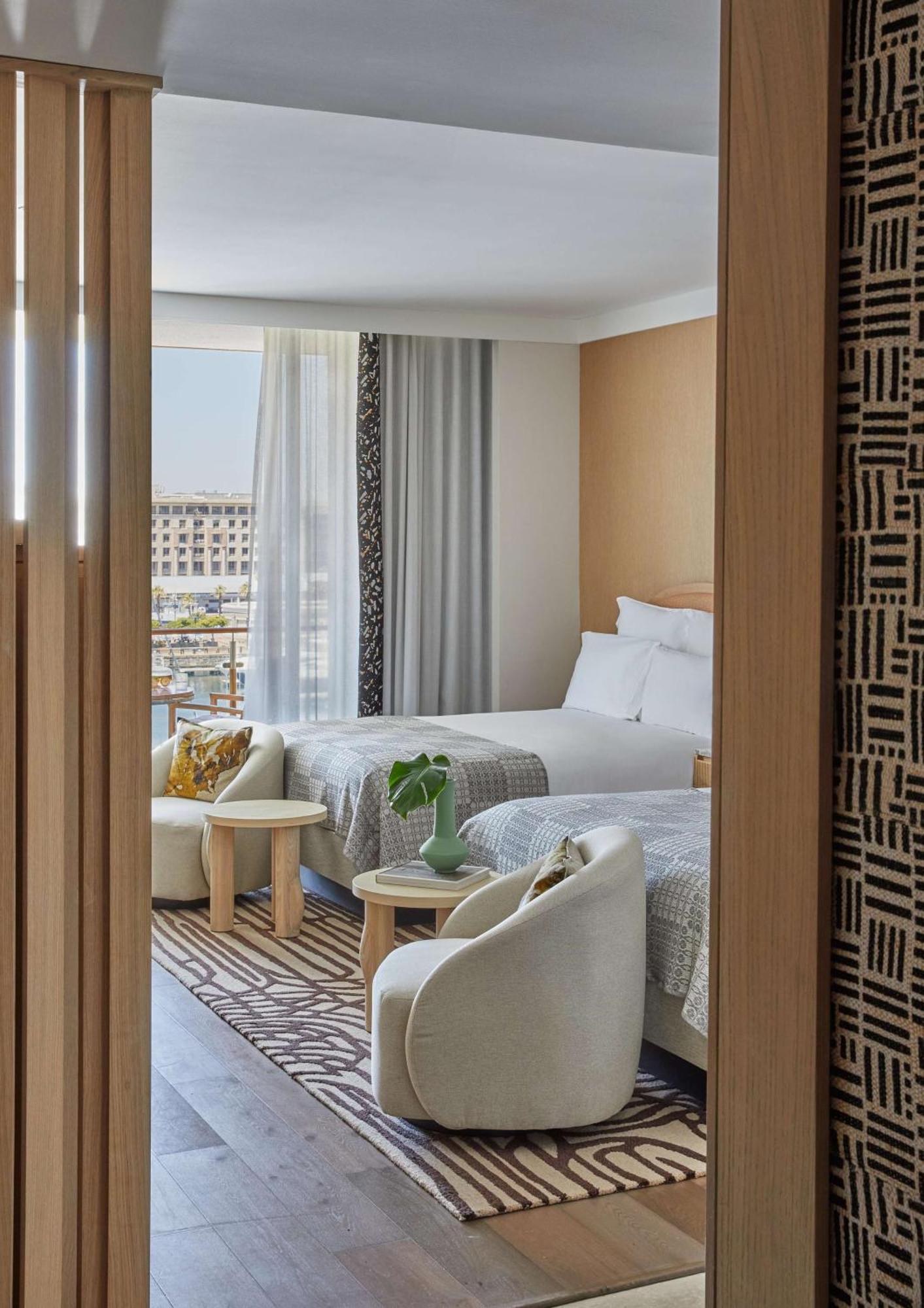 Quarto duplo com cama queen-size e vista da marina e da montanha