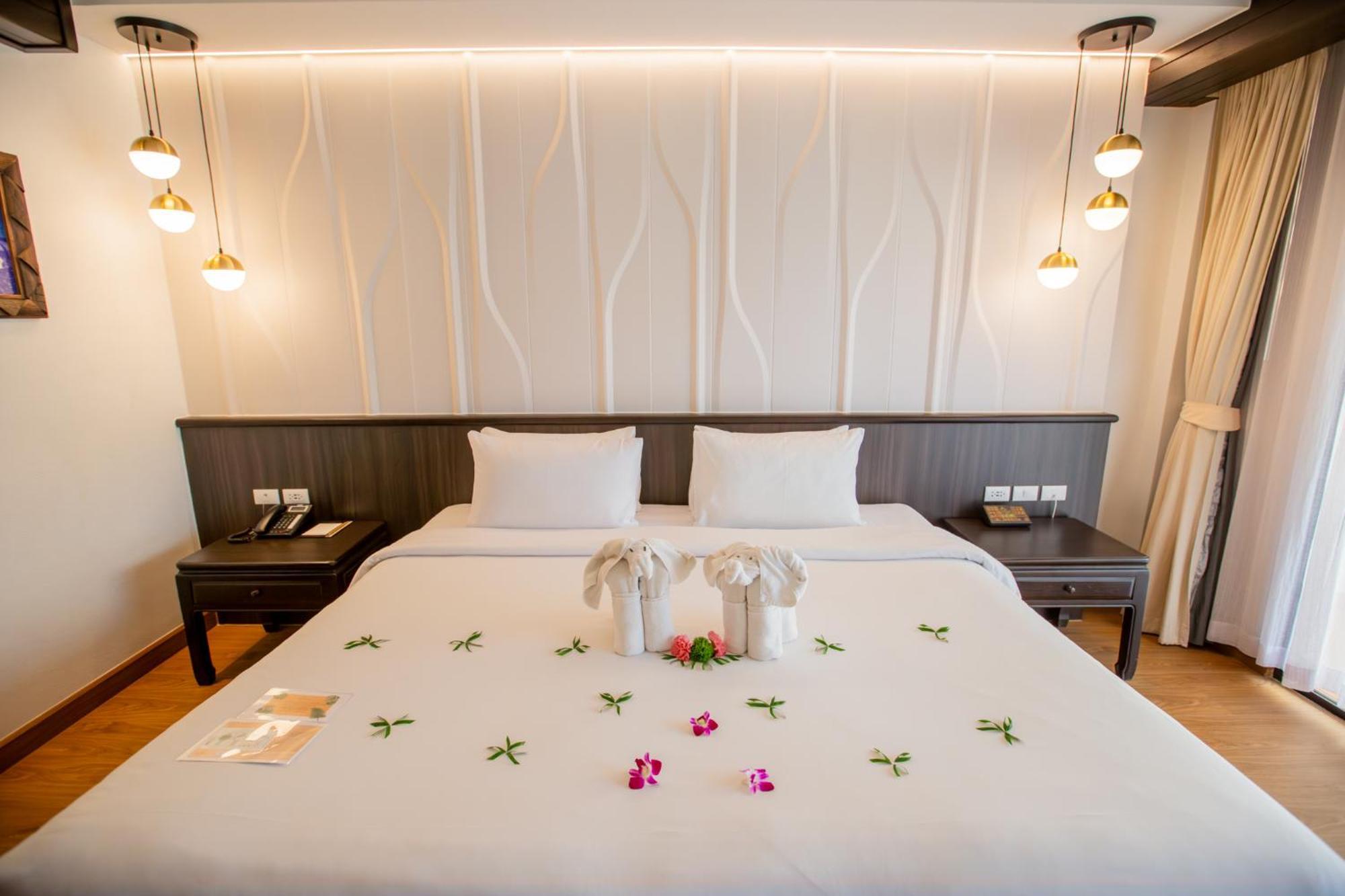 Deluxe Tweepersoonskamer met 1 of 2 Bedden en Uitzicht op het Zwembad