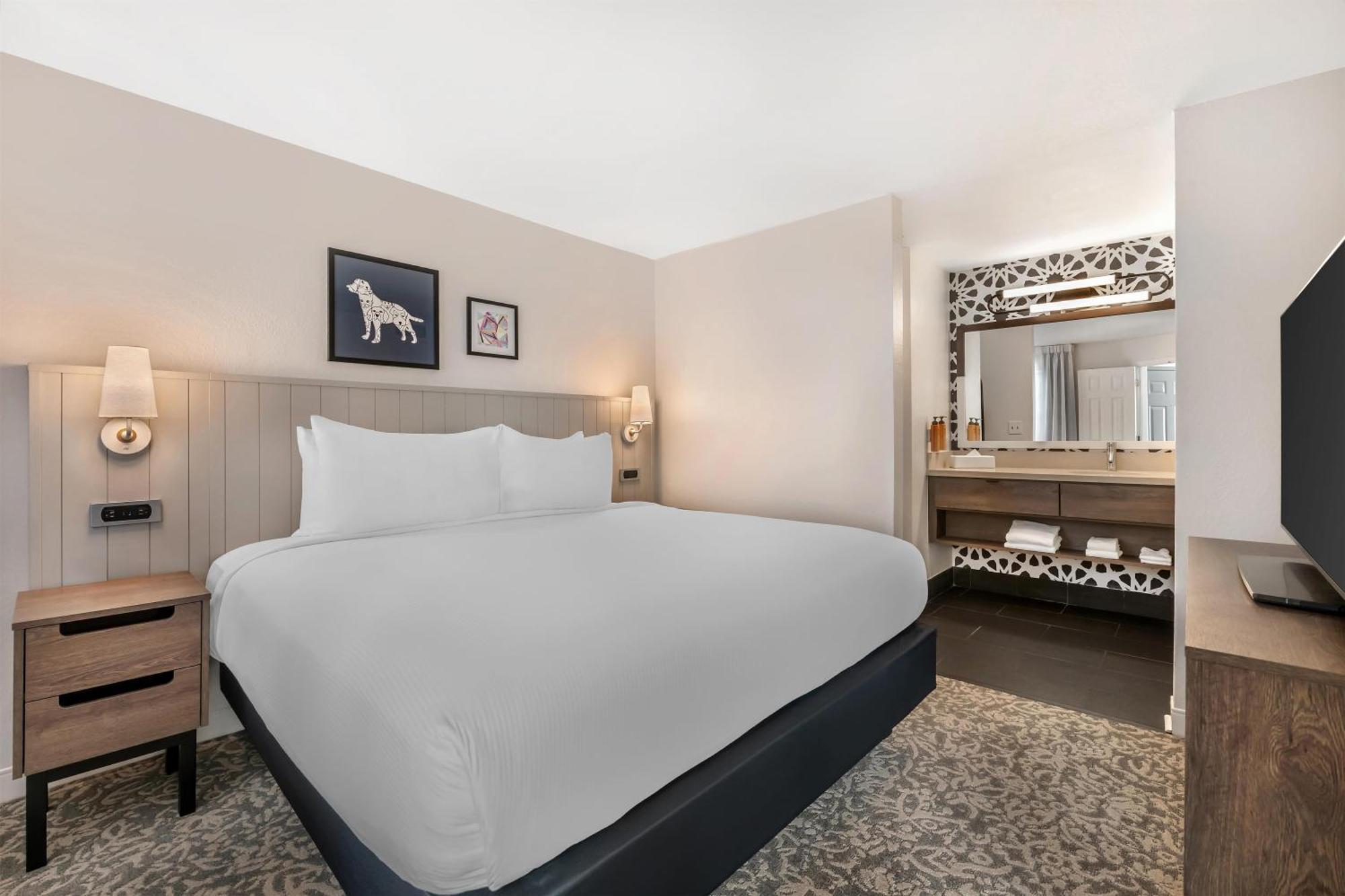 Two-Bedroom Suite Queen and Two Doubles with Bathtub - Mobility Accessible,1742650940:JPEG