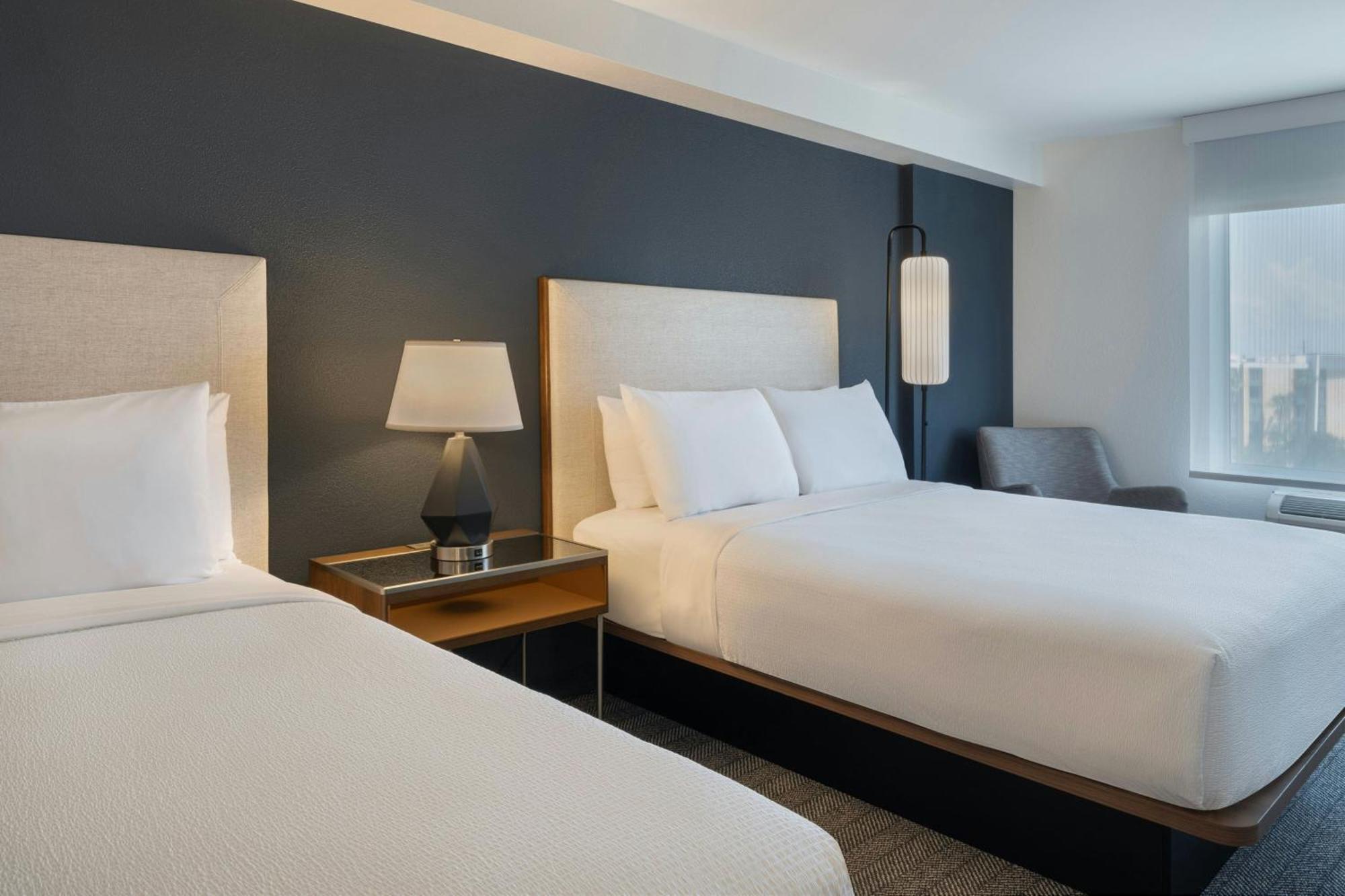 Quarto com Cama Queen-size e Vista da Cidade - Andar Superior