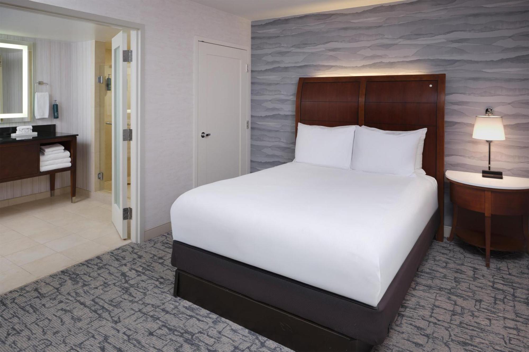 Junior Queen Suite