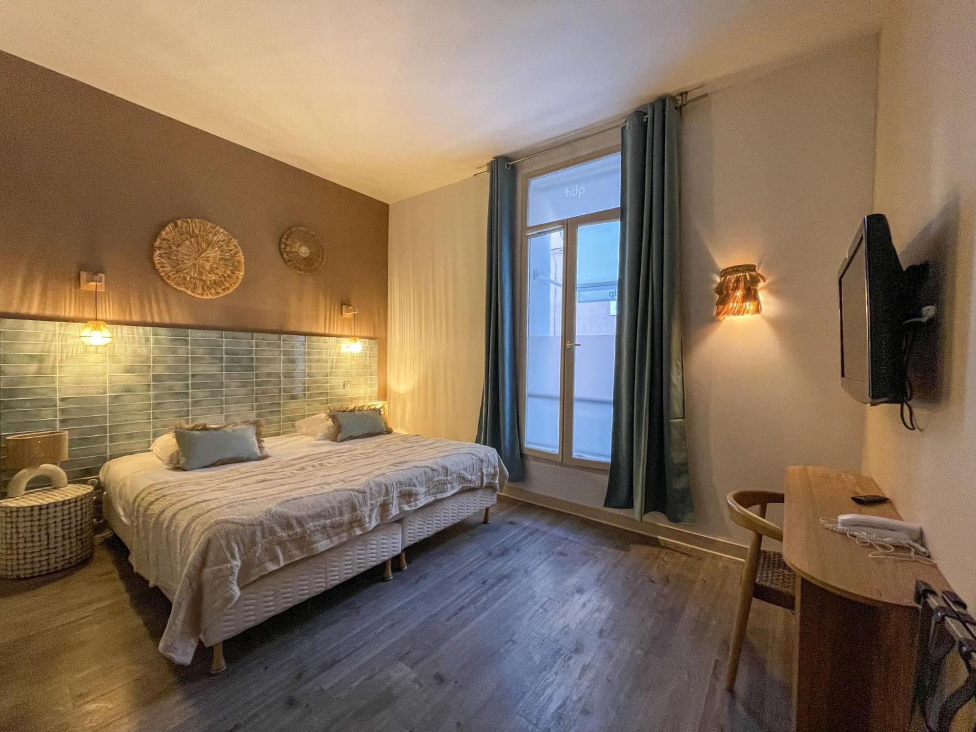 Chambre Double Supérieure - Vue sur le Terrasse ou Rue