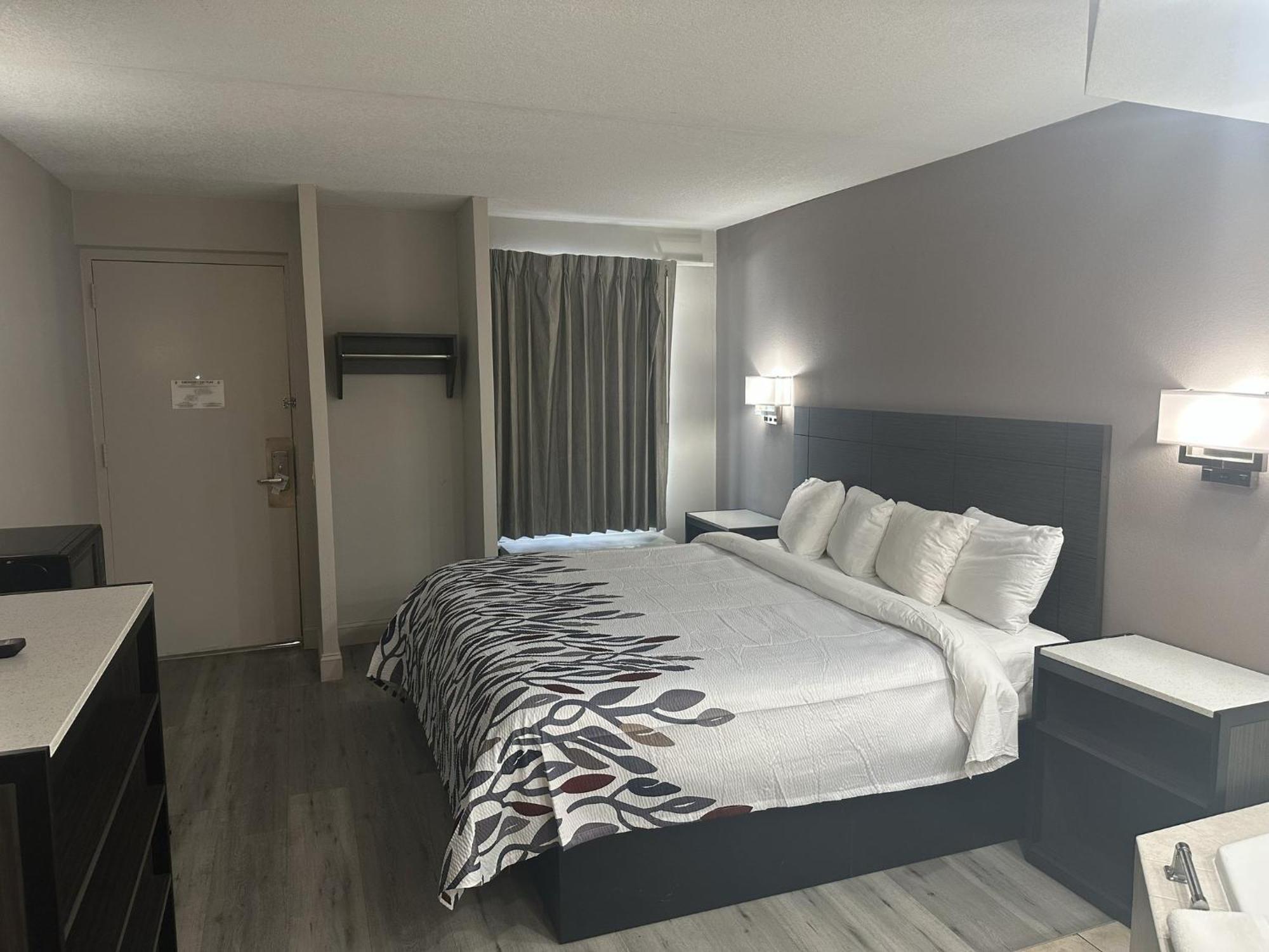 Superior King Room with Jetted Tub Non-Smoking